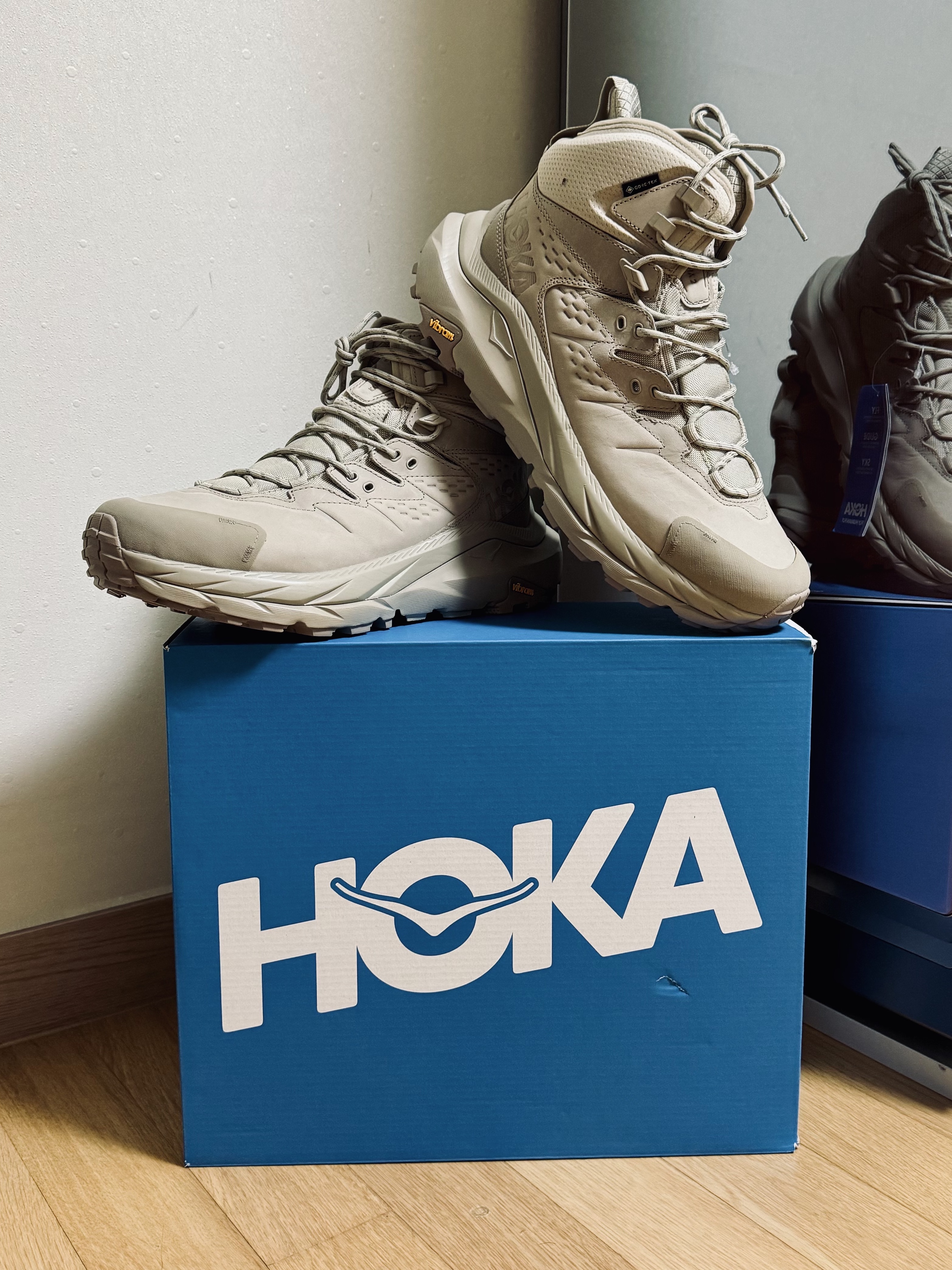 Hoka Kaha 2 Gore-Tex Shifting Sand Eggnog, Hoka Kaha 2 Gore-Tex Black 착용 스타일