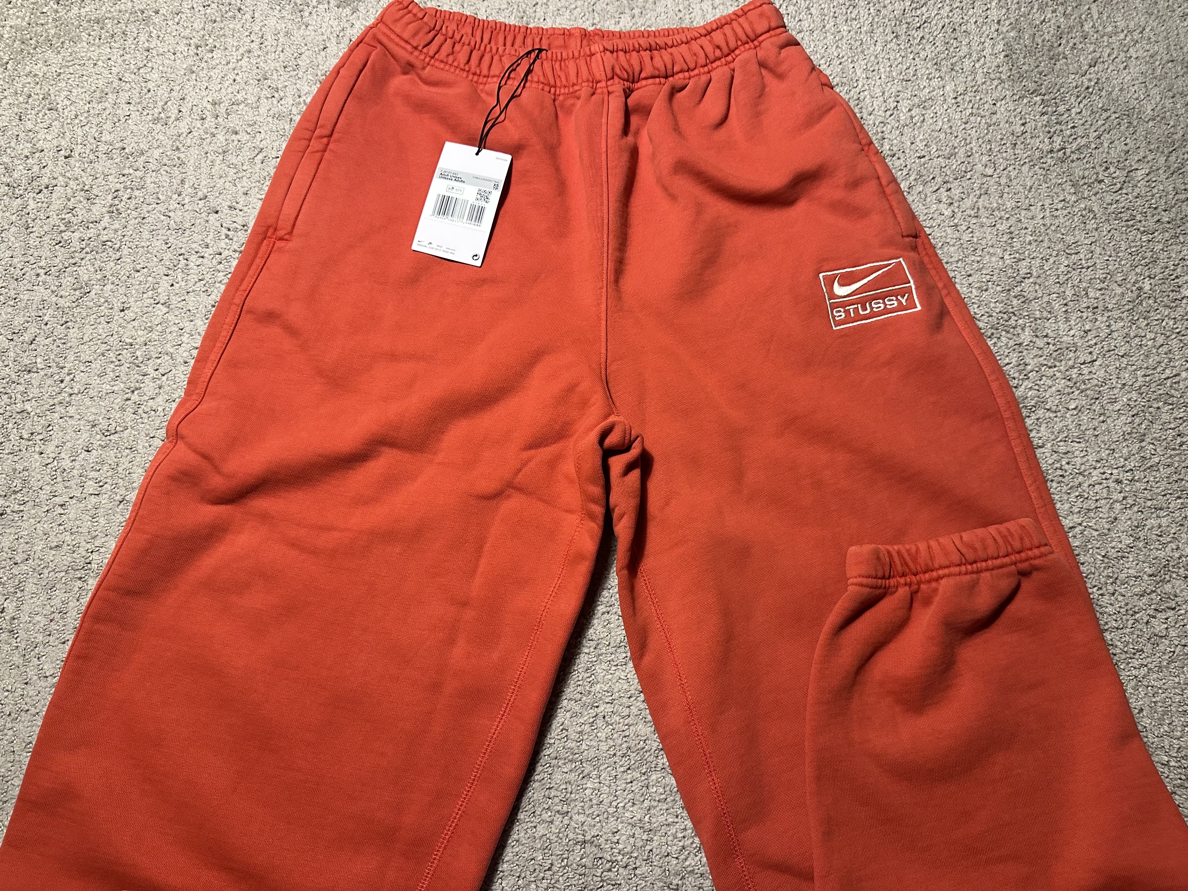 Nike x Stussy Long Sleeve Top Fireberry (FJ9164-615), Nike x Stussy Pigment Dyed Fleece Pants Habanero Red (FJ9157-642) 착용 스타일 - 7