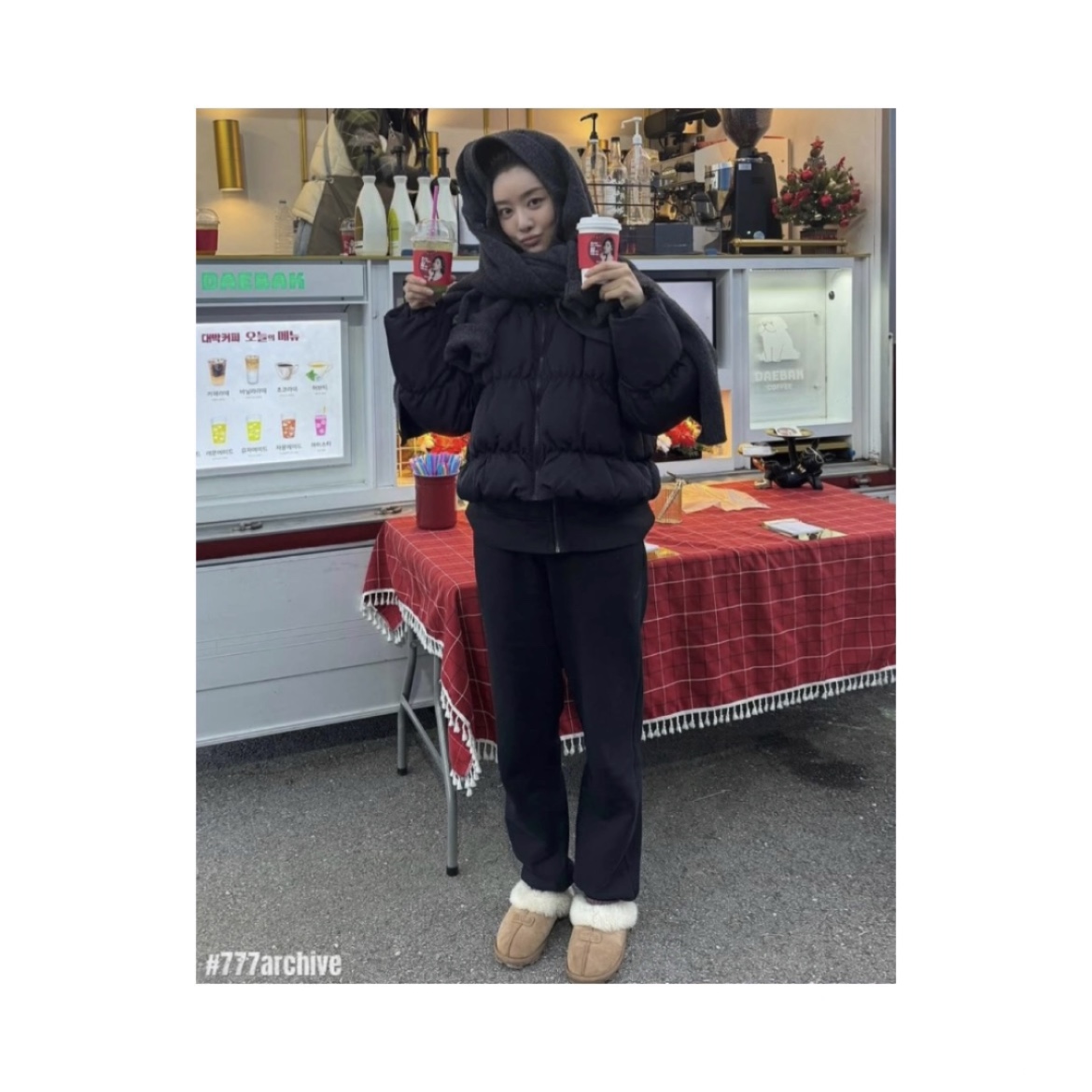 (W) UGG Coquette Slipper Chestnut 착용 스타일 - 1