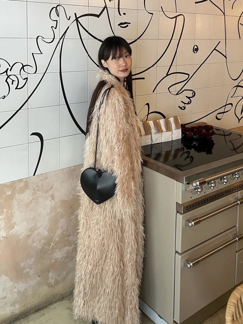 Alaia Coeur Bag in Lux Calfskin Black 착용 스타일