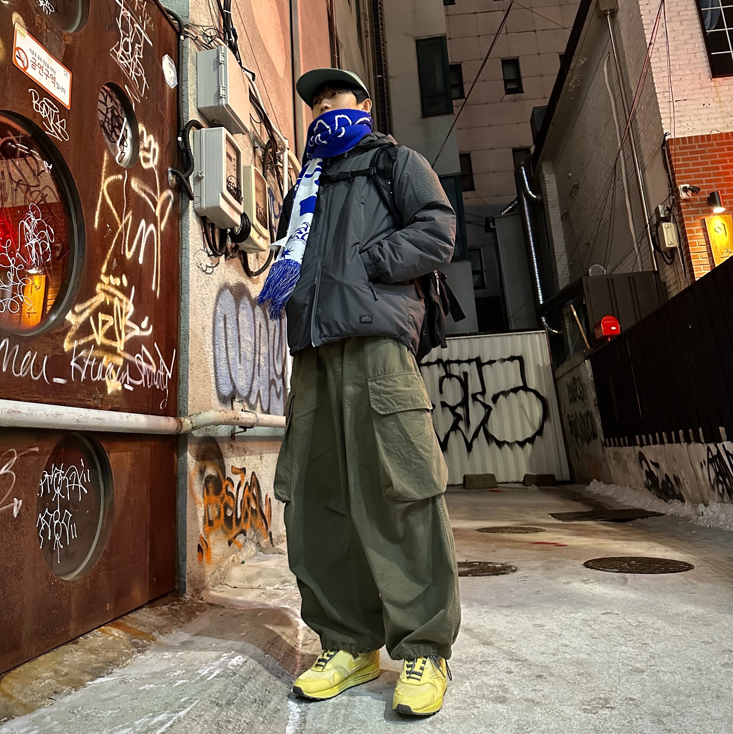 Nike x Travis Scott Air Max 1 Cact.us Gold, Helikon Tex Level 7 Lightweight Winter Jacket Alpha Green 착용 스타일