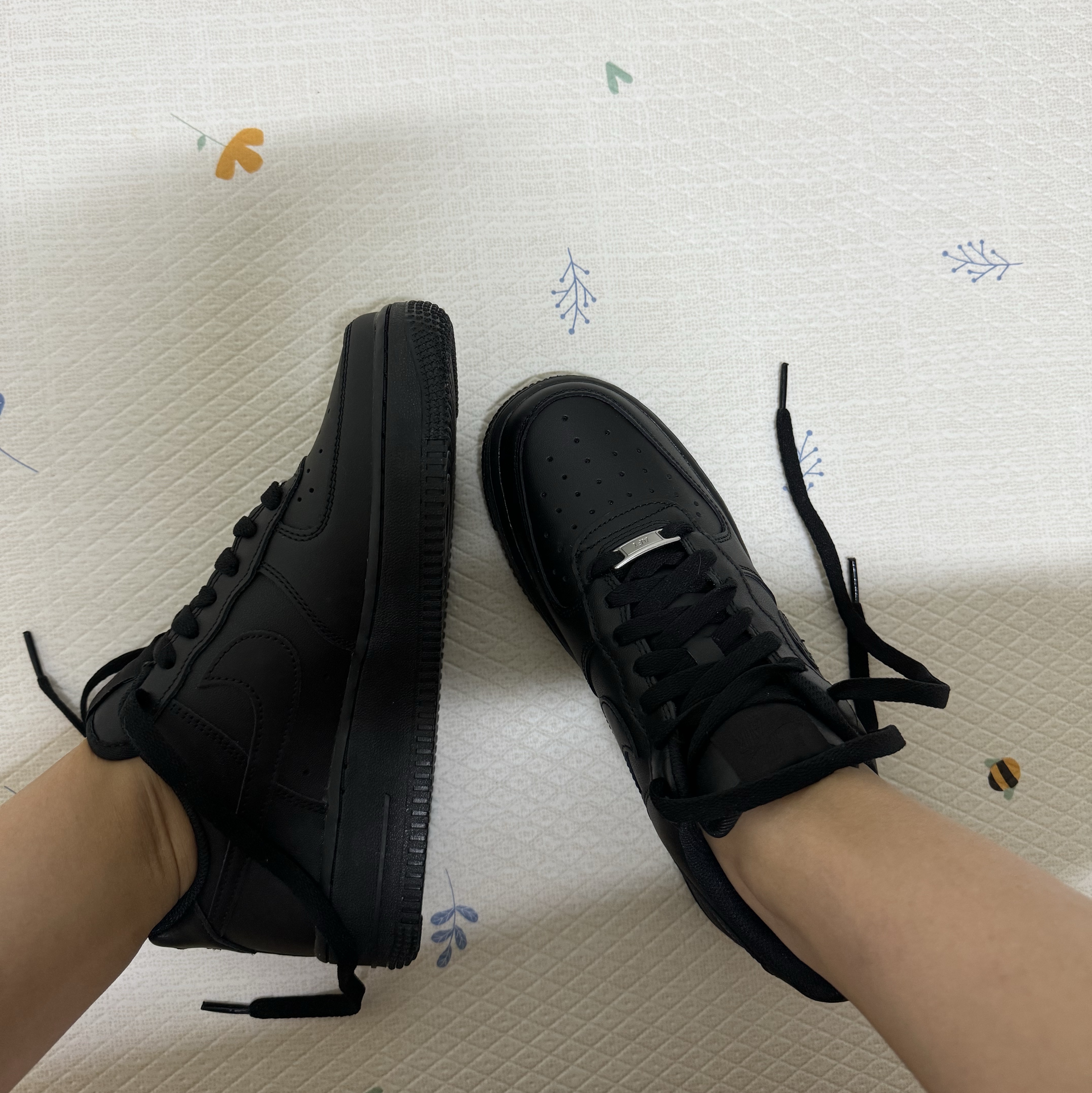 (W) Nike Air Force 1 '07 Low Triple Black 착용 스타일