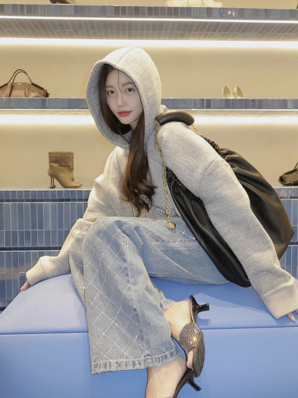 Loewe Medium Squeeze Bag in Nappa Lambskin Black 착용 스타일