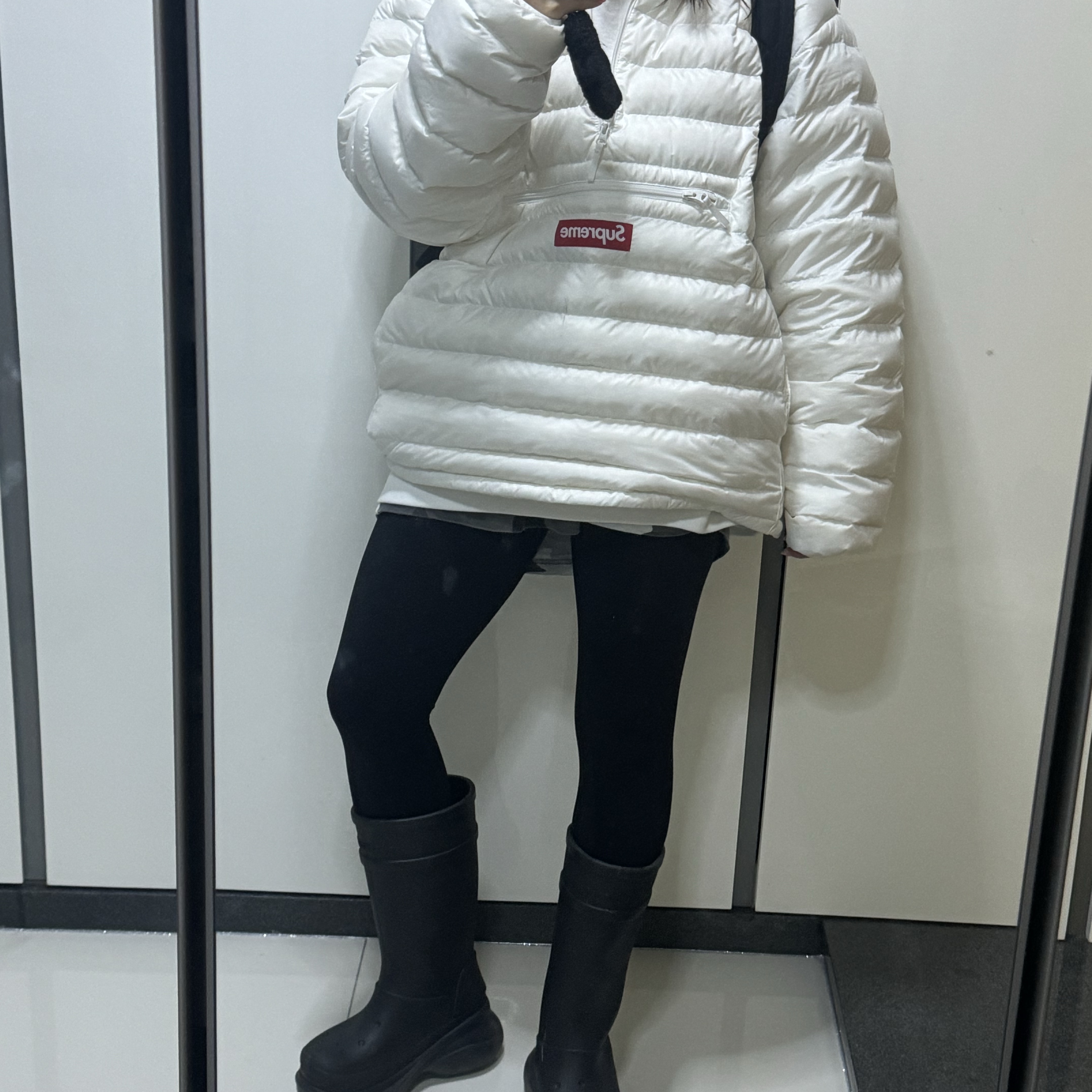 슈프림 마이크로 다운 하프 집 후드 풀오버 화이트 - 23FW, (W) 발렌시아가 x 크록스 러버 부츠 블랙 착용 스타일