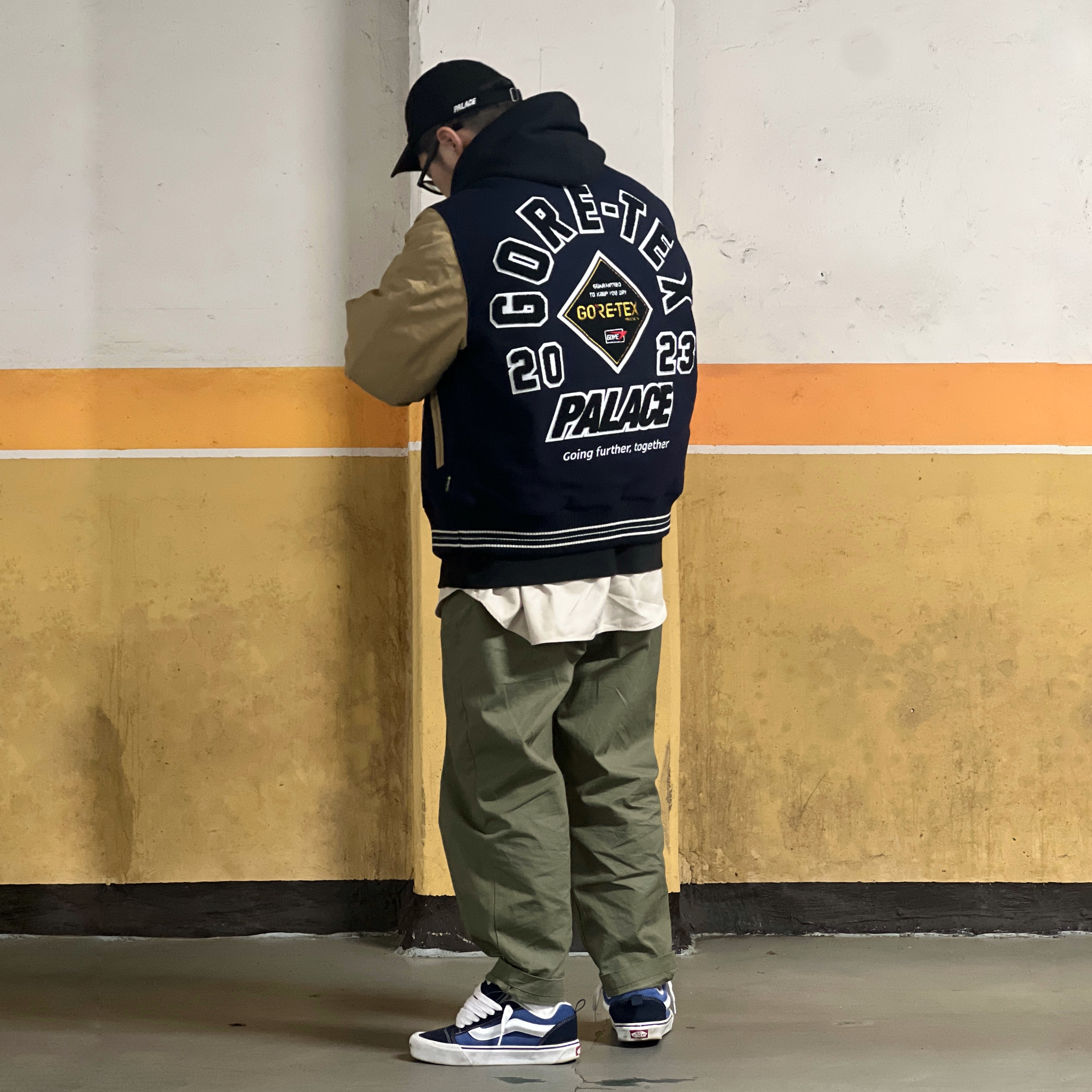 Palace Gore-Tex Going Further Varsity Navy - 23FW, Vans Knu-Skool Navy True White 착용 스타일