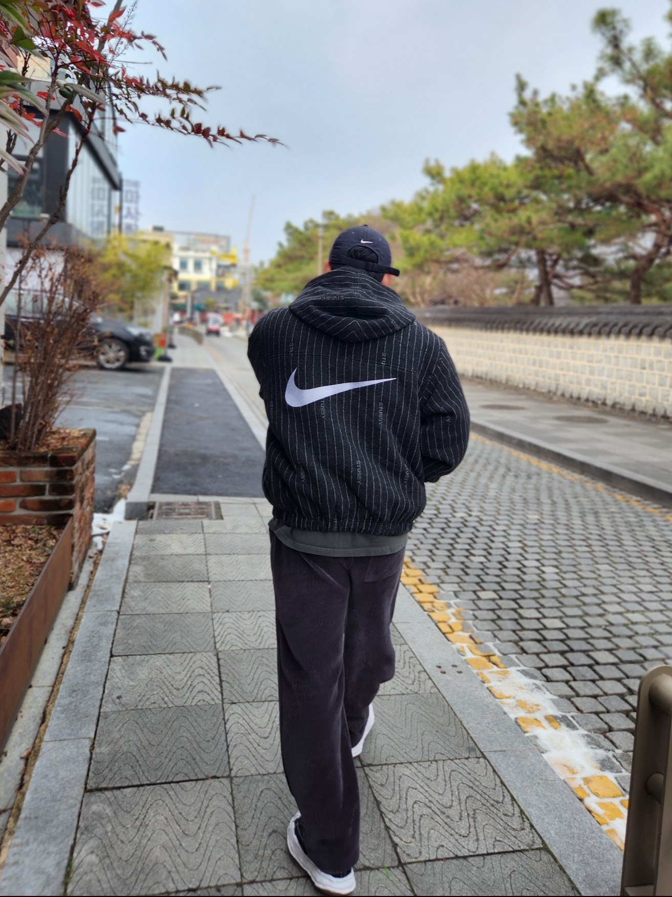 Nike x Stussy NRG Striped Wool Jacket Black (DR4023-010), Maison Mihara Yasuhiro Blakey OG Sole Canvas Low-top Sneakers Black White 착용 스타일 - 1