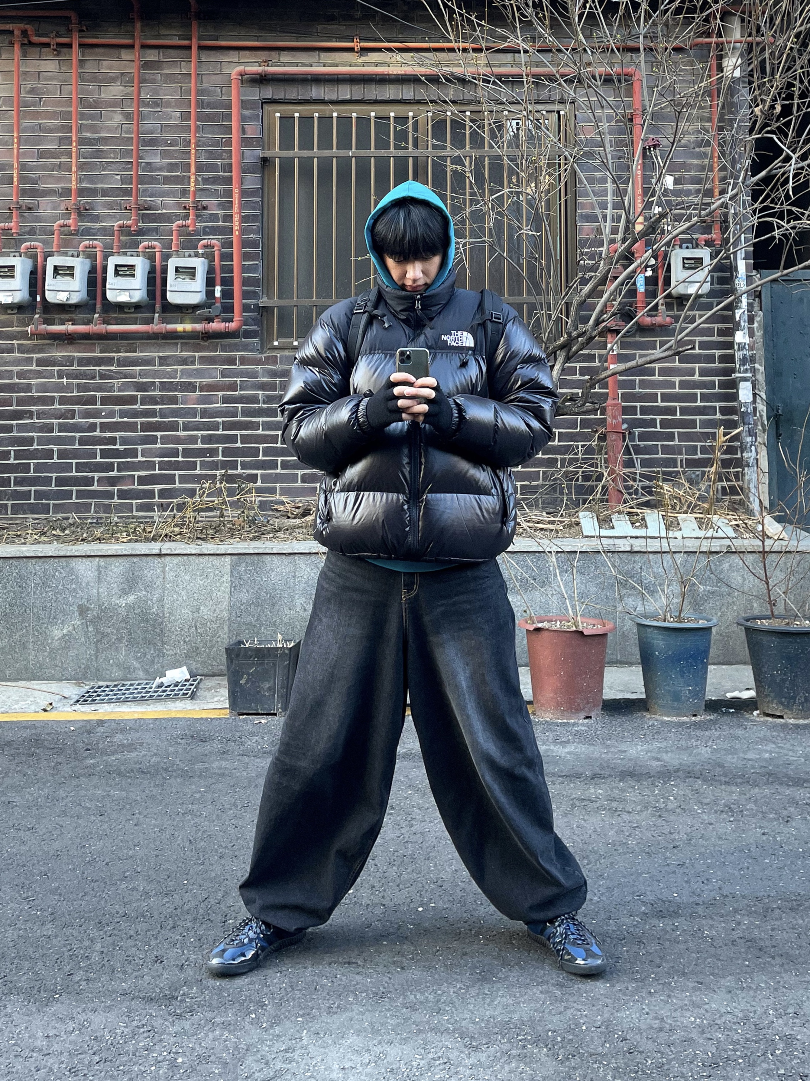 Adidas x Blondey McCoy A.B. Gazelle Indoor Mineral Blue, The North Face 1996 Eco Nuptse Jacket Real Black 착용 스타일 - 1