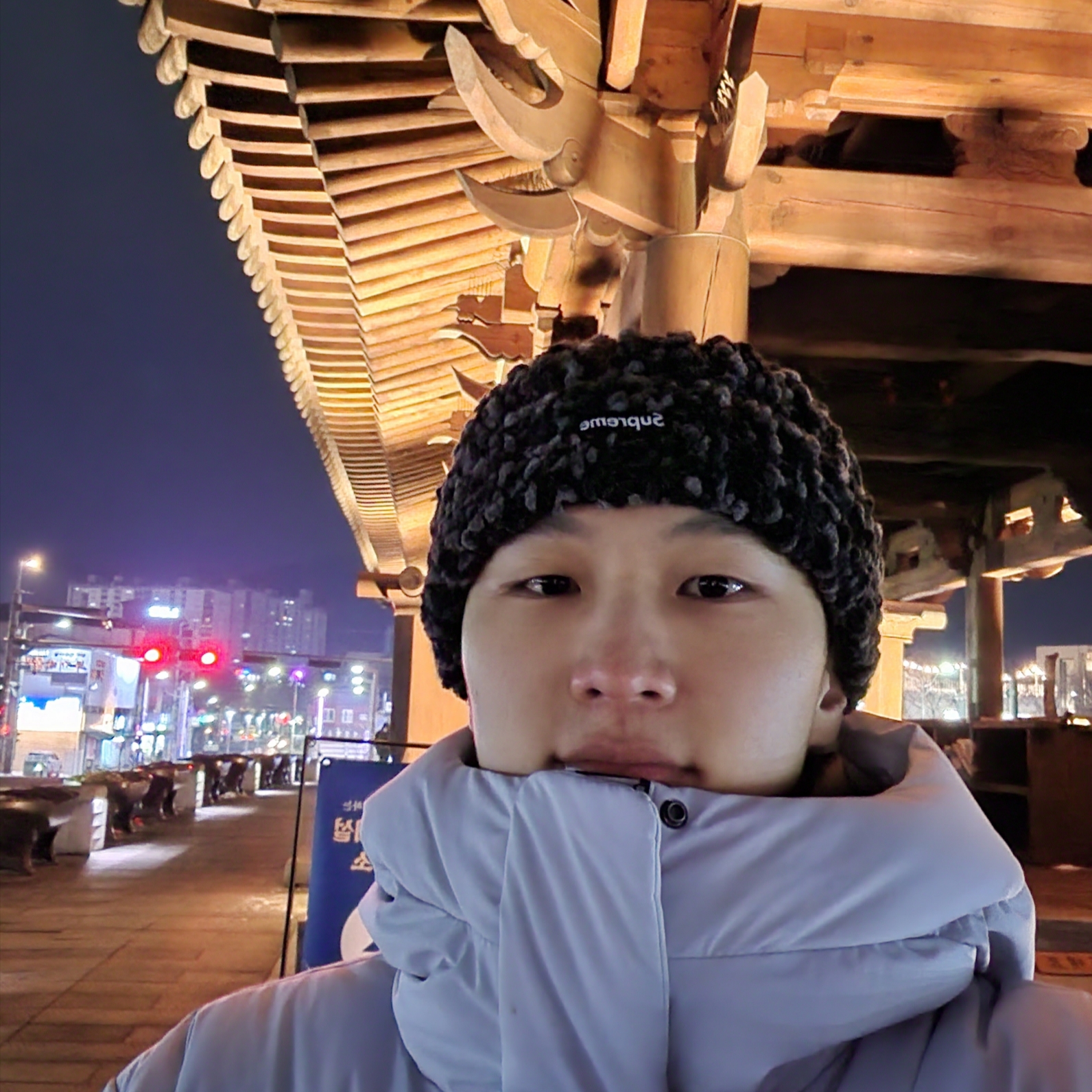 Supreme Chenille Beanie Black - 23FW 착용 스타일 - 2