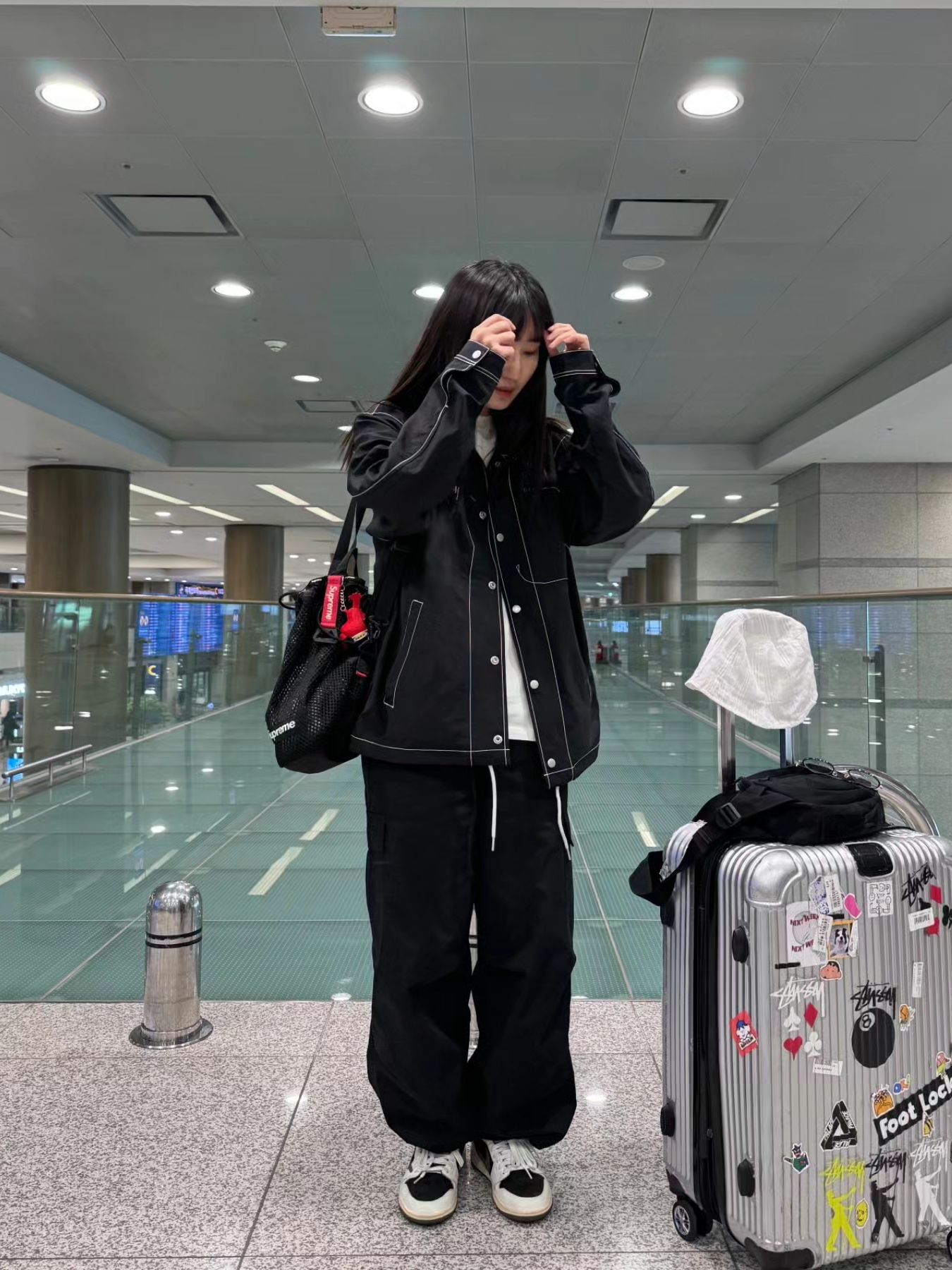 (W) Jordan 1 x Travis Scott Retro Low OG SP Medium Olive, Stussy Nylon Folsom Jacket Black 착용 스타일 - 1