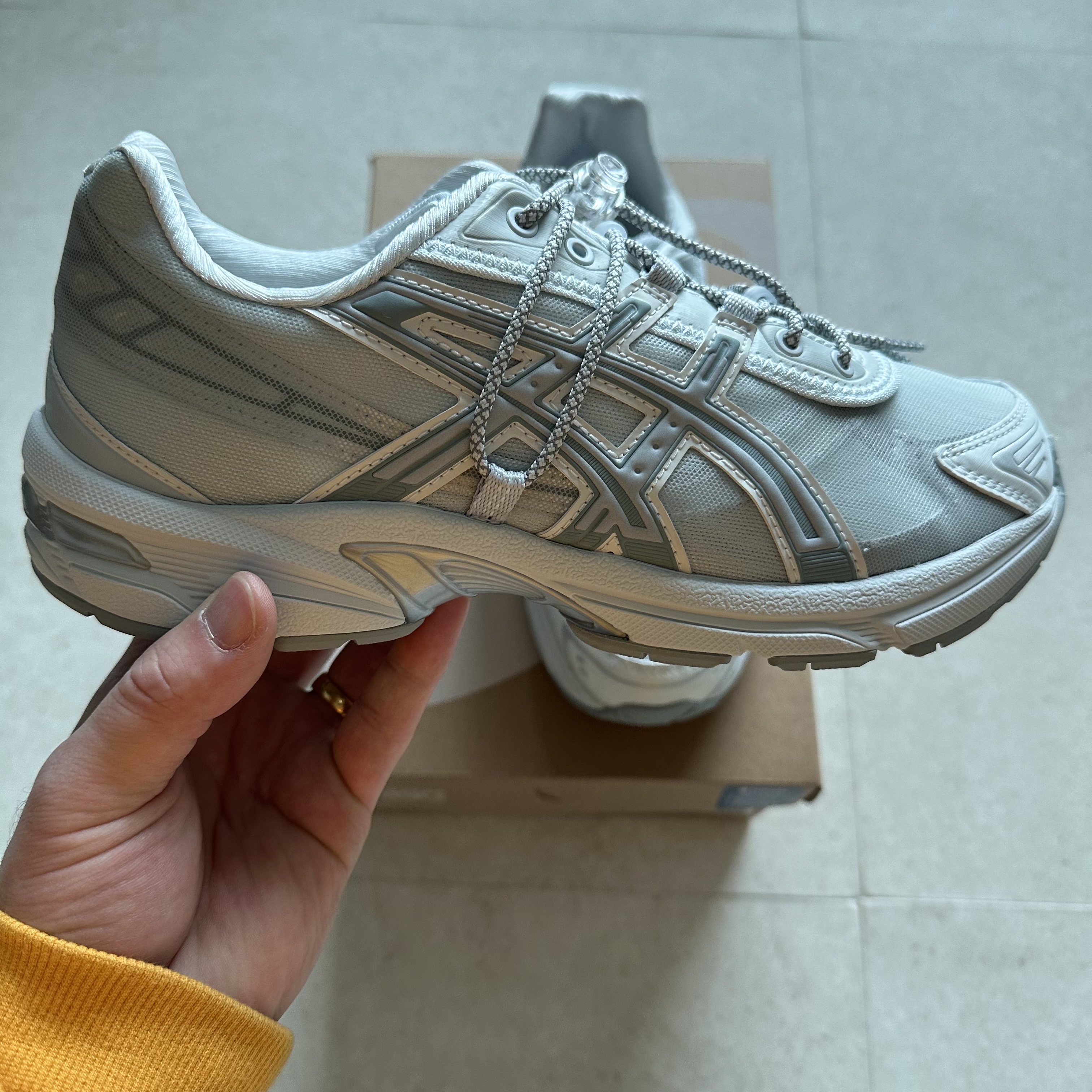 Asics x Atmos x Ojos Gel-1130 RE Glacier Grey Pure Silver, IAB Studio x LMC Boa Fleece Hoodie Yellow 착용 스타일 - 4