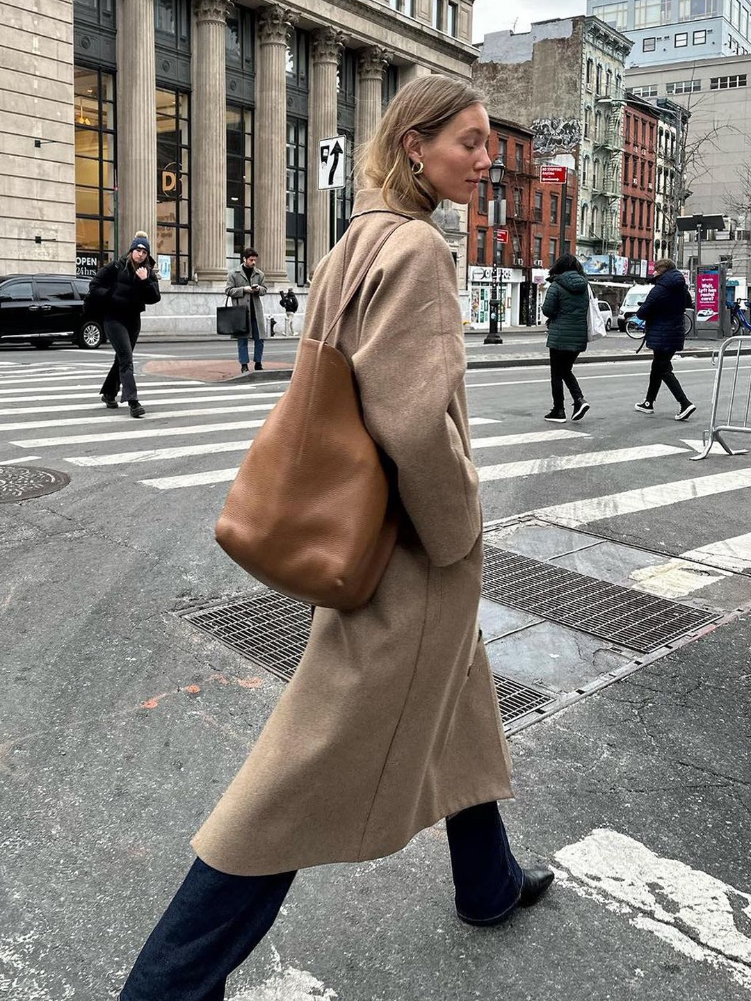 The Row Small N/S Park Tote in Nubuck Tundra, The Row Small N/S Park Tote in Grained Calfskin Leather Dark Taupe 착용 스타일 - 2