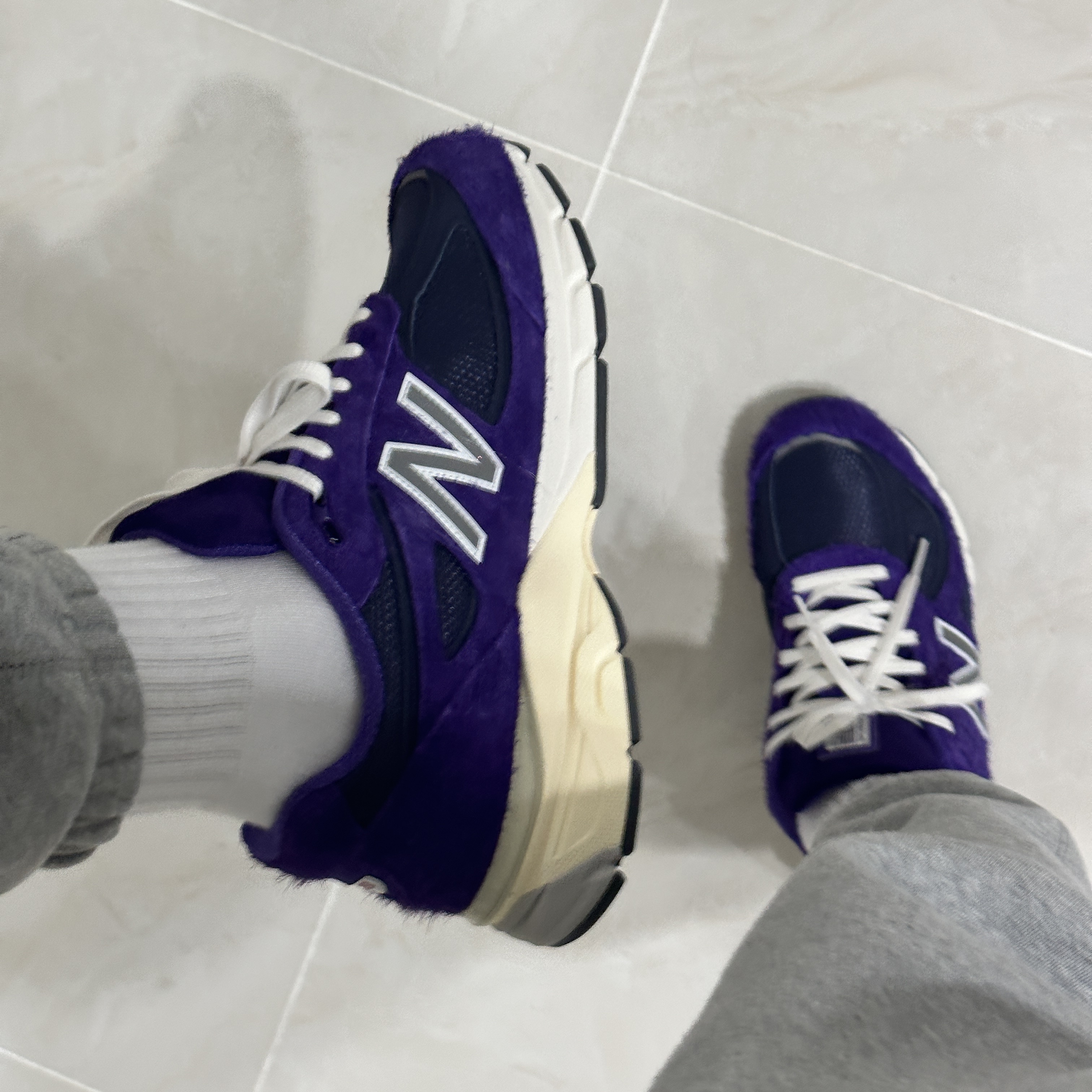 New Balance 990v4 Made in USA Purple Suede 착용 스타일 - 2