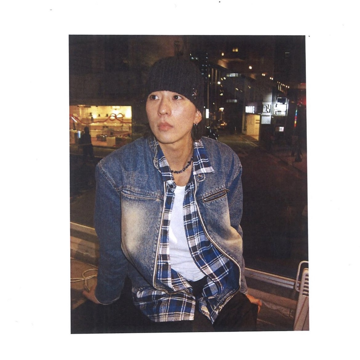 [KREAM 단독] Yunse Hatch Logo Beanie Dark Grey 착용 스타일 - 1