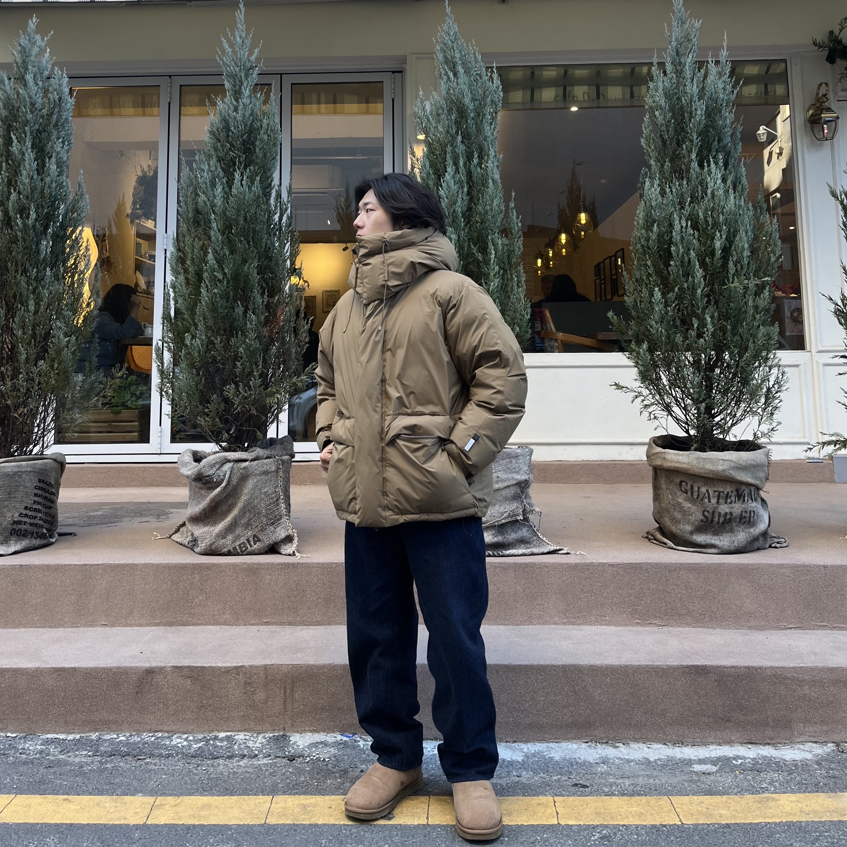 Daiwa Pier39 Gore-Tex Infinium Expedition Down Jacket Beige, Comoli Denim Overpants Navy - 23SS 착용 스타일 - 1
