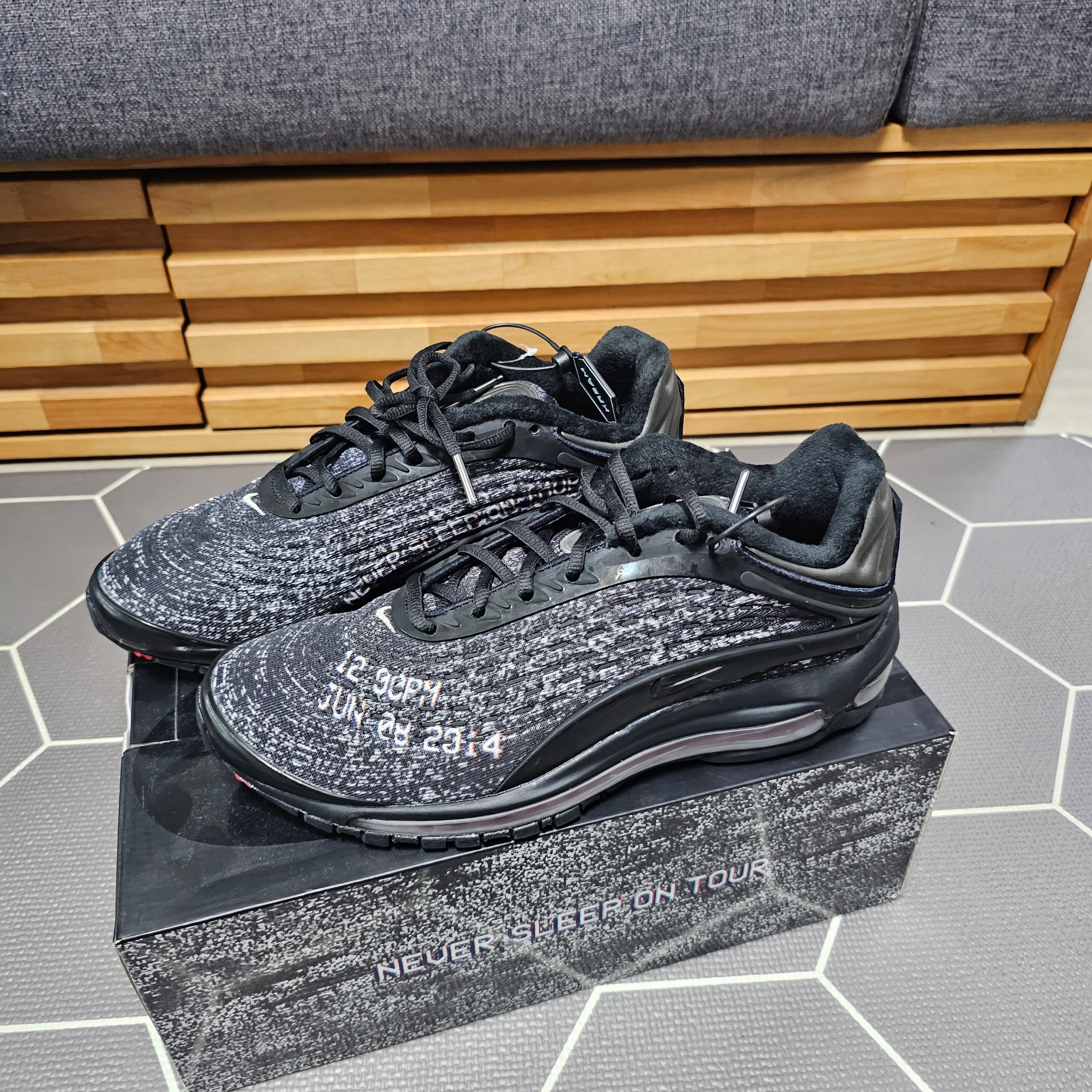 Nike x Skepta Air Max Deluxe Black, Undermycar Zerob Embossed Tactic Flared Jeans Sharkskin - 23FW 착용 스타일 - 4