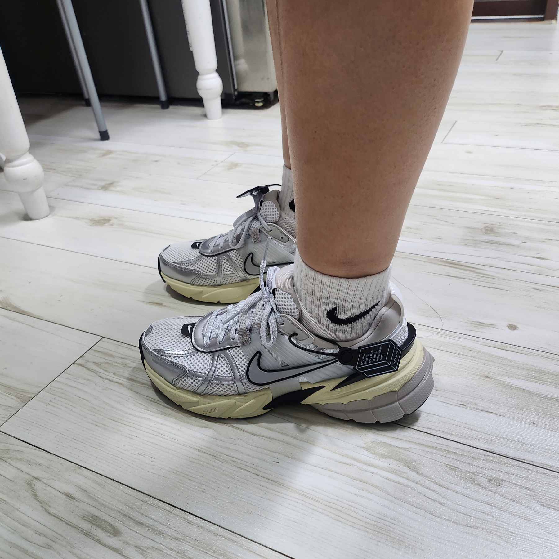 Nike V2K Run Summit White Metallic Silver 착용 스타일 - 3