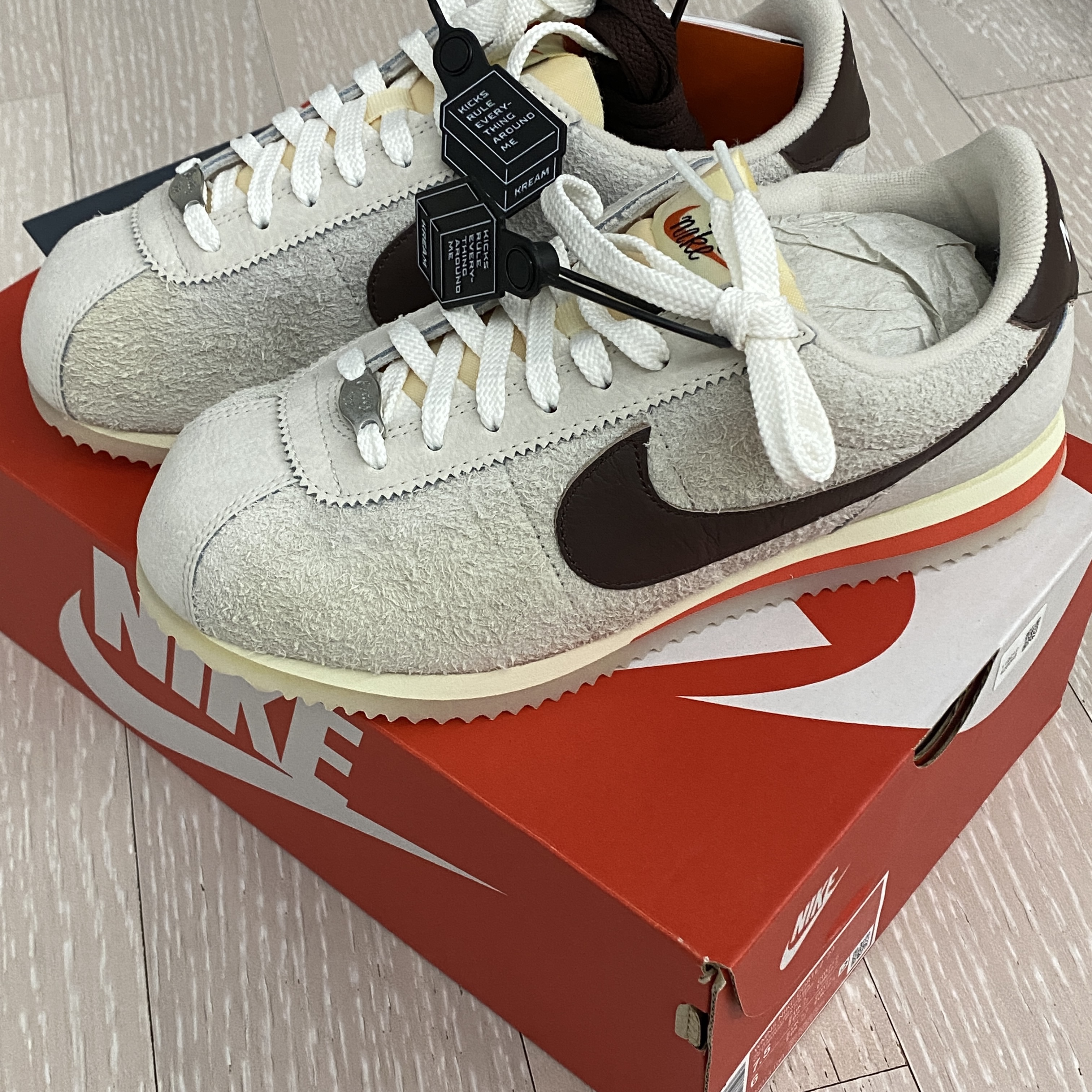 (W) Nike Cortez 23 Orewood Brown and Earth 착용 스타일