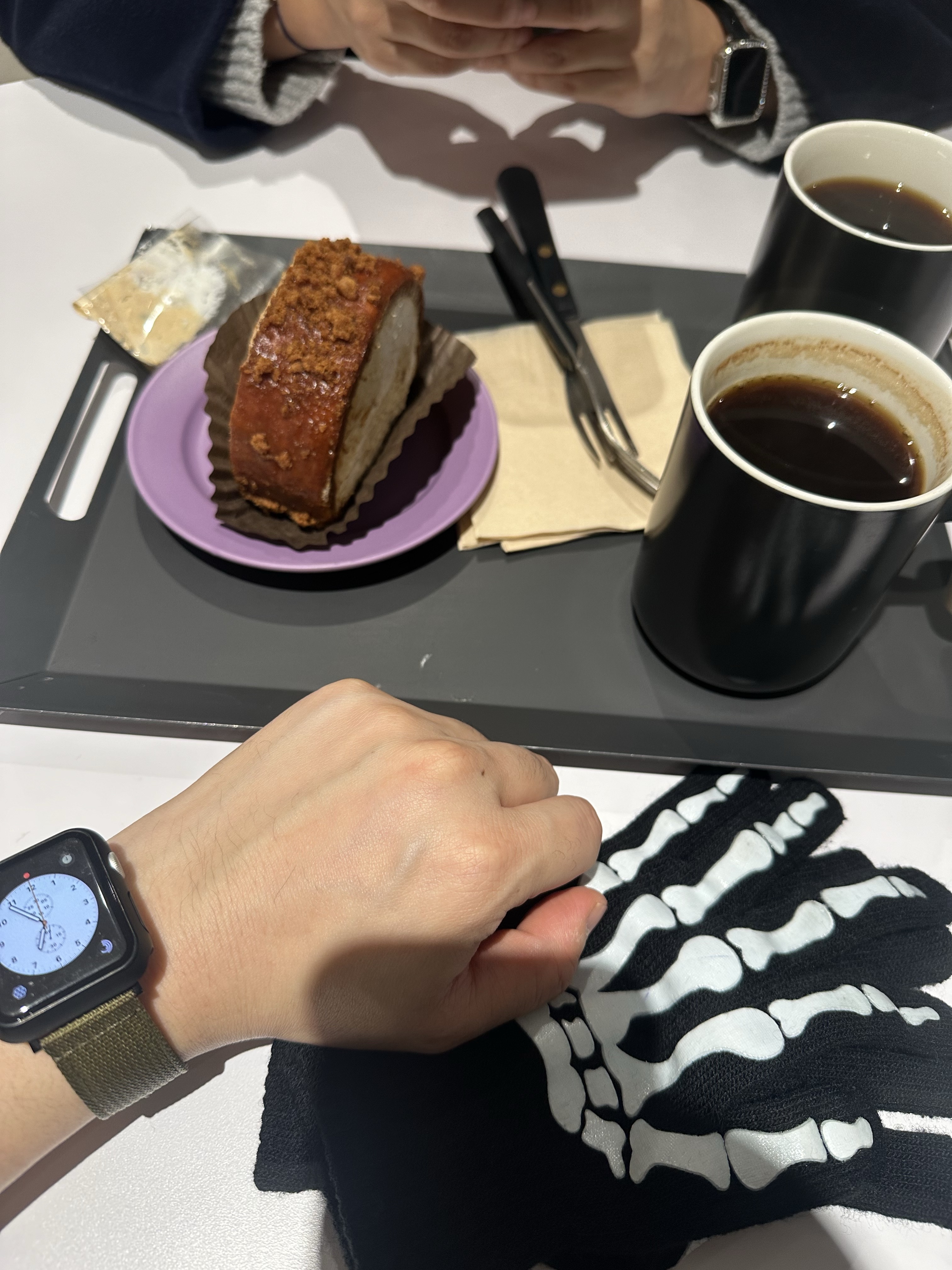Apple Watch Series 8 45mm Cellular Silver Stainless Steel Case with Sport Band White (Korean Ver.), Apple Watch SE 2023 40mm GPS Starlight Aluminium Case with Sport Band S/M Starlight (Korean Ver.) 착용 스타일