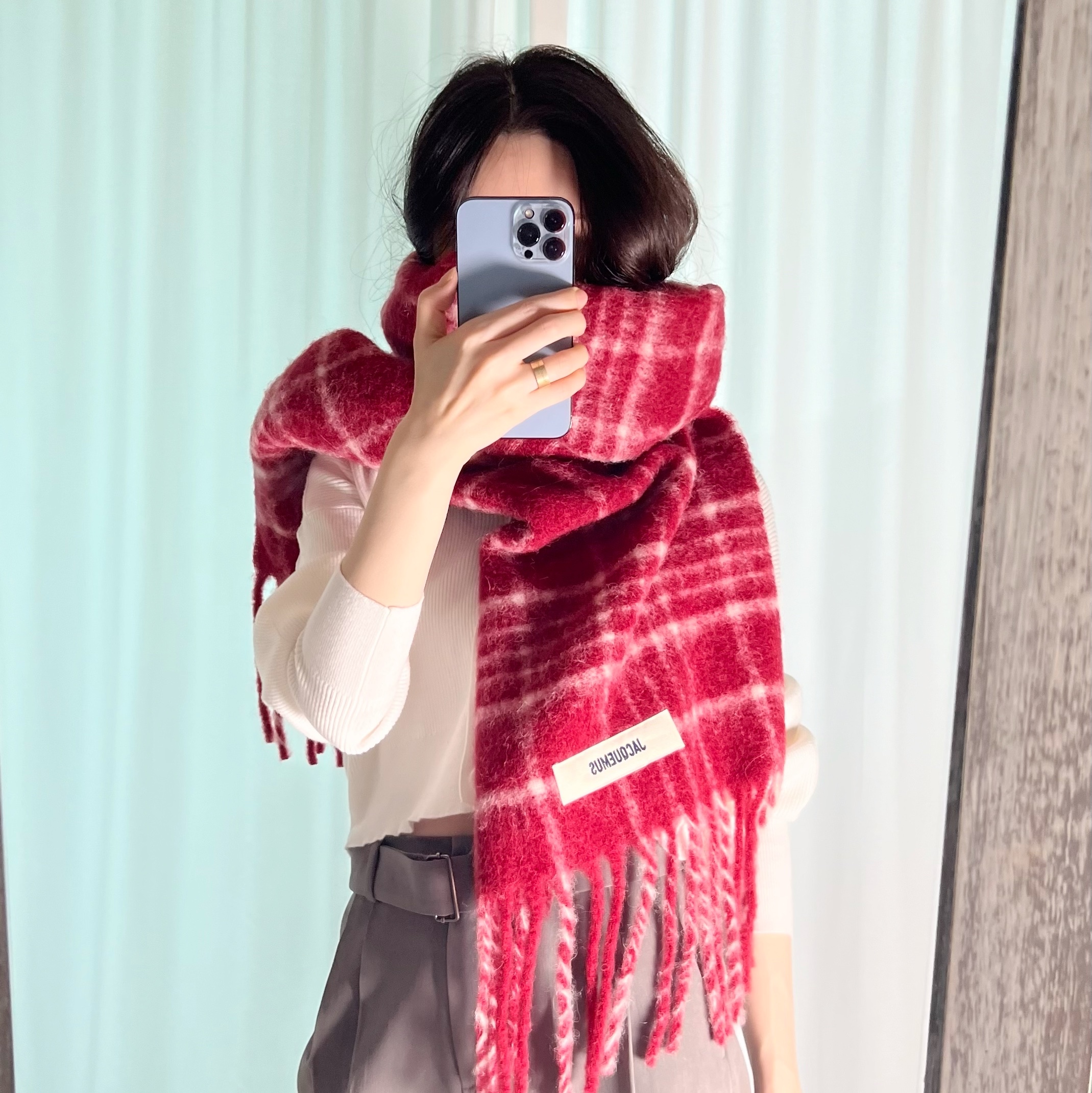 Jacquemus L’echarpe Carro Le Chouchou Jacquard Check Muffler Dark Red 착용 스타일