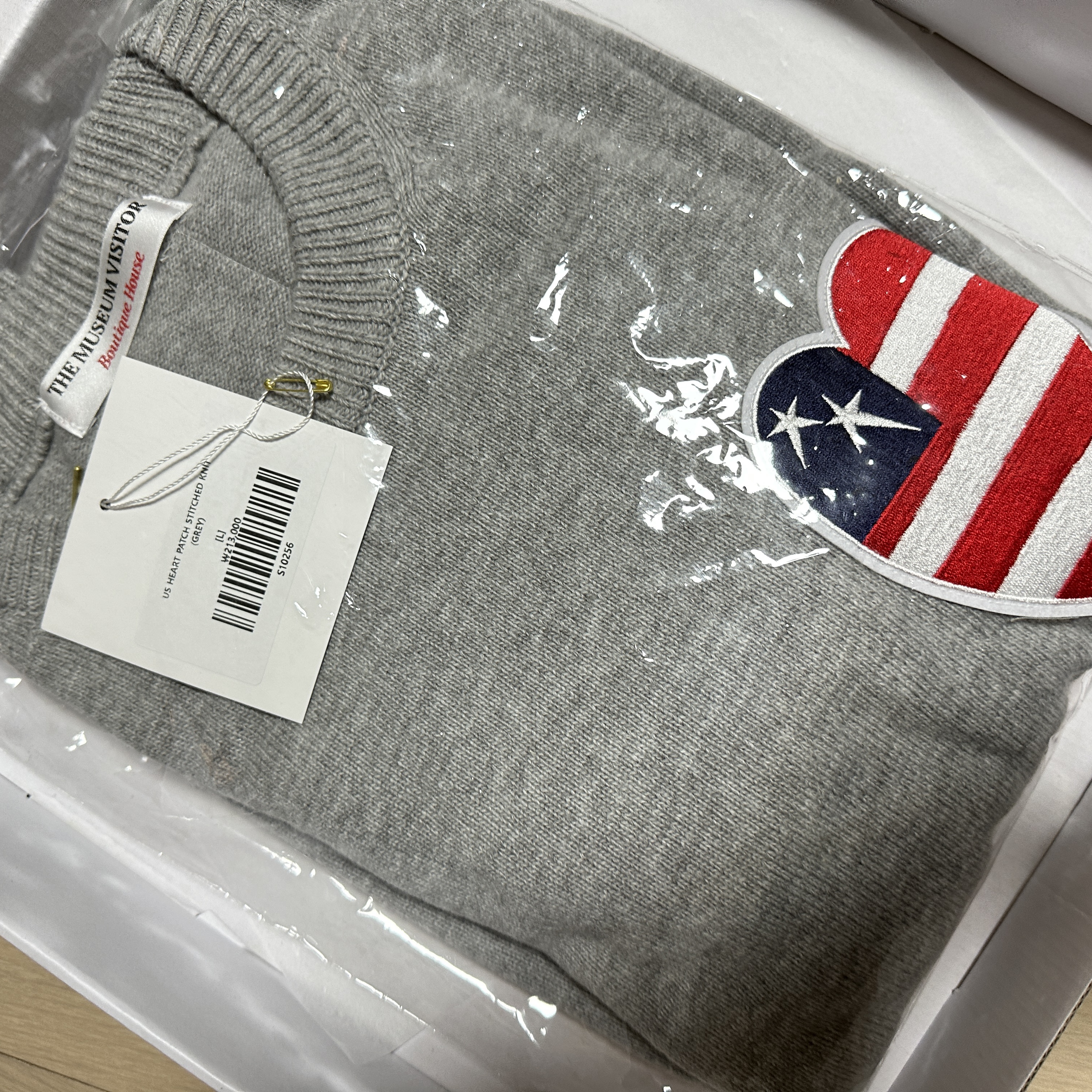 The Museum Visitor US Heart Patch Stitched Knit Grey 착용 스타일
