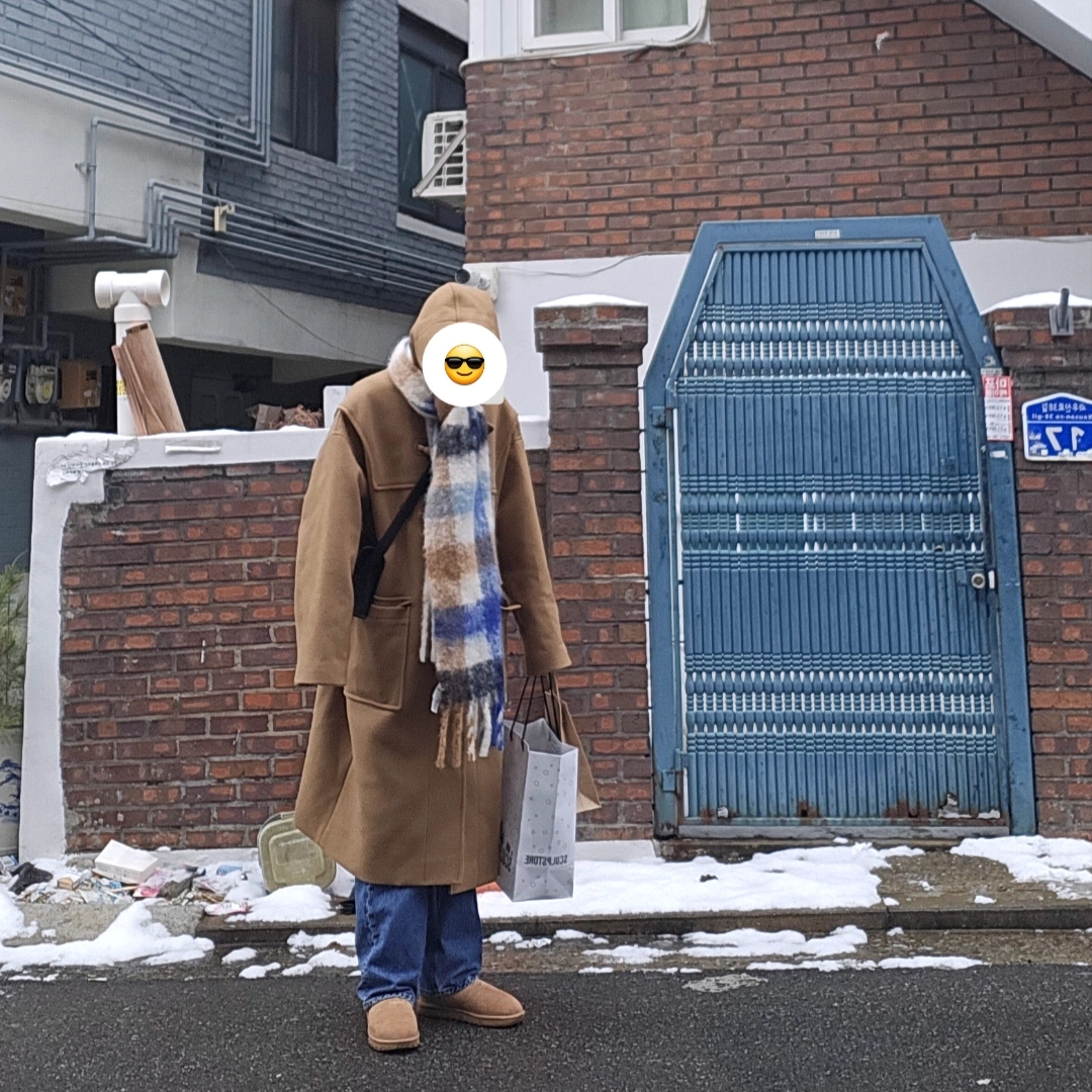 (W) 어그 클래식 미니 2 부츠 체스트넛, 코스 오버사이즈 모헤어 블렌드 머플러 블루 브라운 체크 착용 스타일 - 1