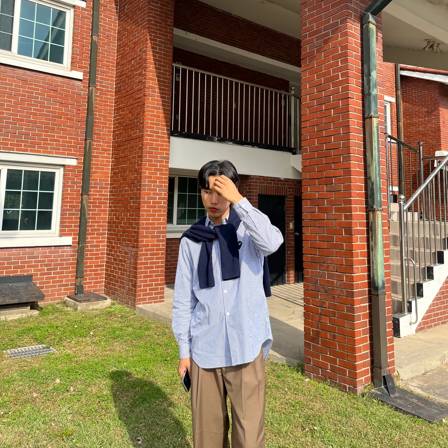 Play Comme des Garcons Striped Black Heart Shirt Blue 착용 스타일