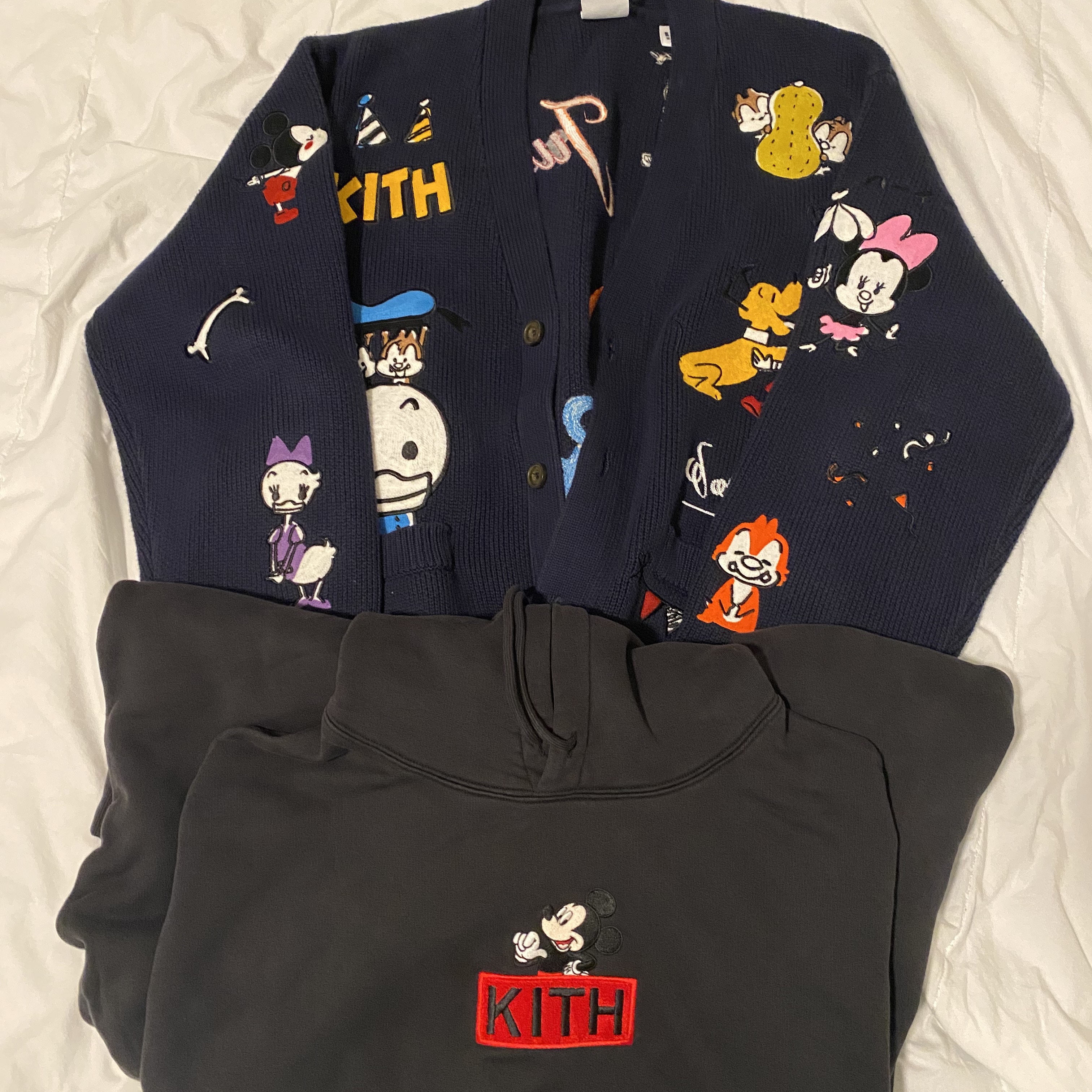 Kith x Disney for Mickey & Friends Chunky Yarn Cardigan Nocturnal, Kith x Disney for Mickey & Friends Cyber Monday Mickey Classic Logo Hoodie Black 착용 스타일 - 1