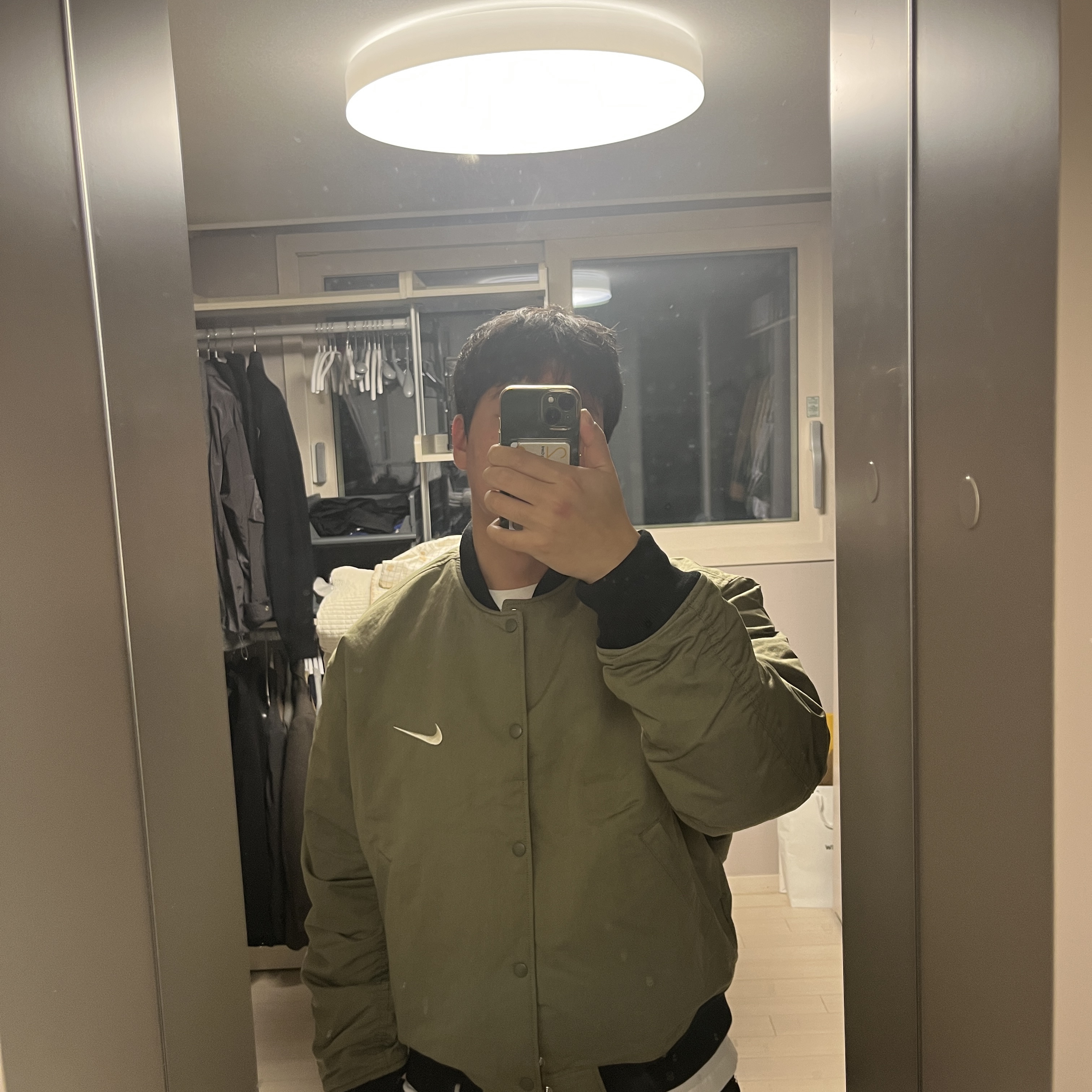 Nike x Stussy Reversible Jacket Medium Olive (FJ9153-222) 착용 스타일 - 1