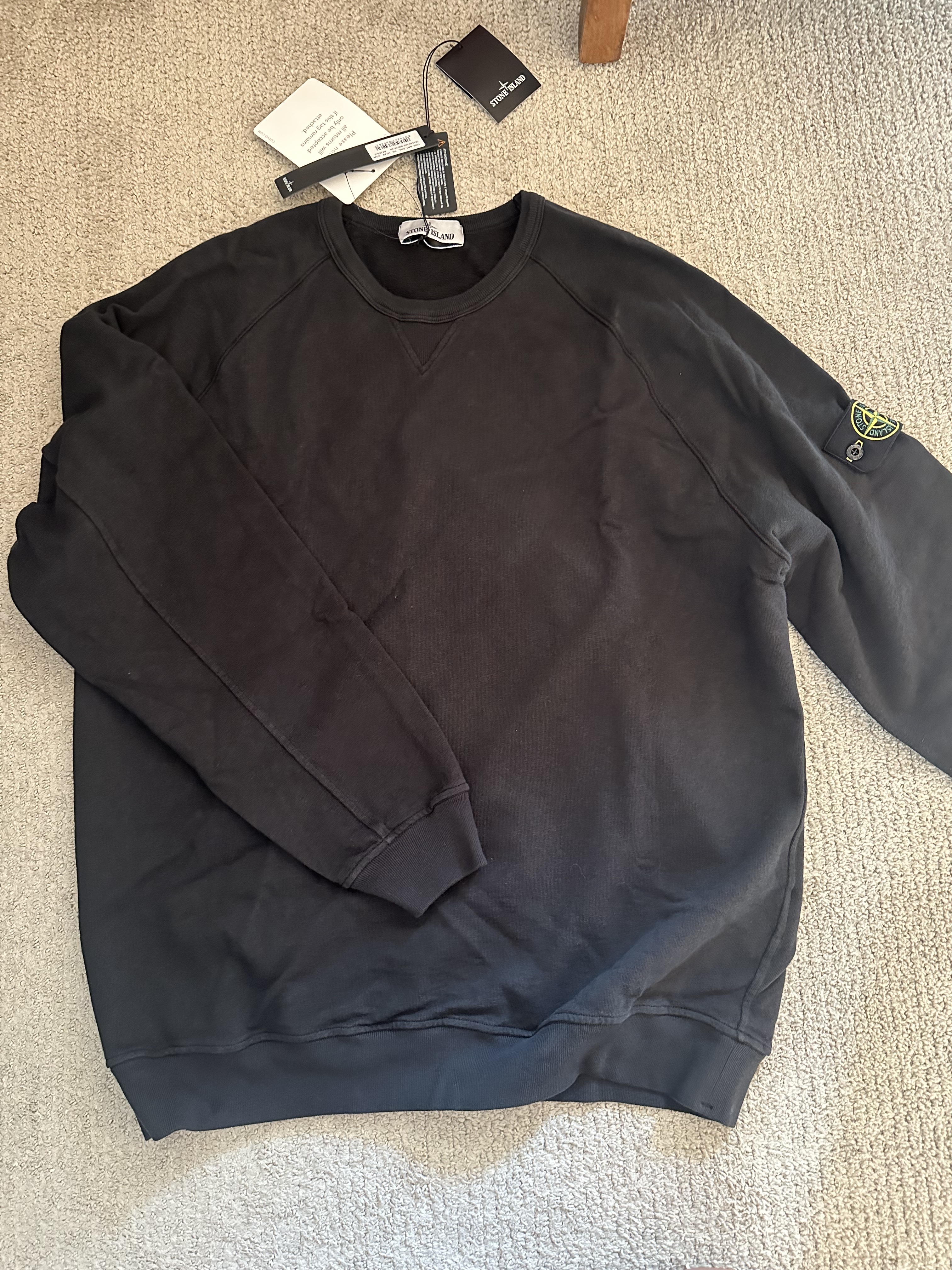 Stone Island 66360 Garment Dyed Malfile Fleece Crewneck Sweatshirt Black - 22SS, Stone Island G0123 Garment Dyed Crinkle Reps Nylon Down Vest Black - 22FW 착용 스타일 - 1