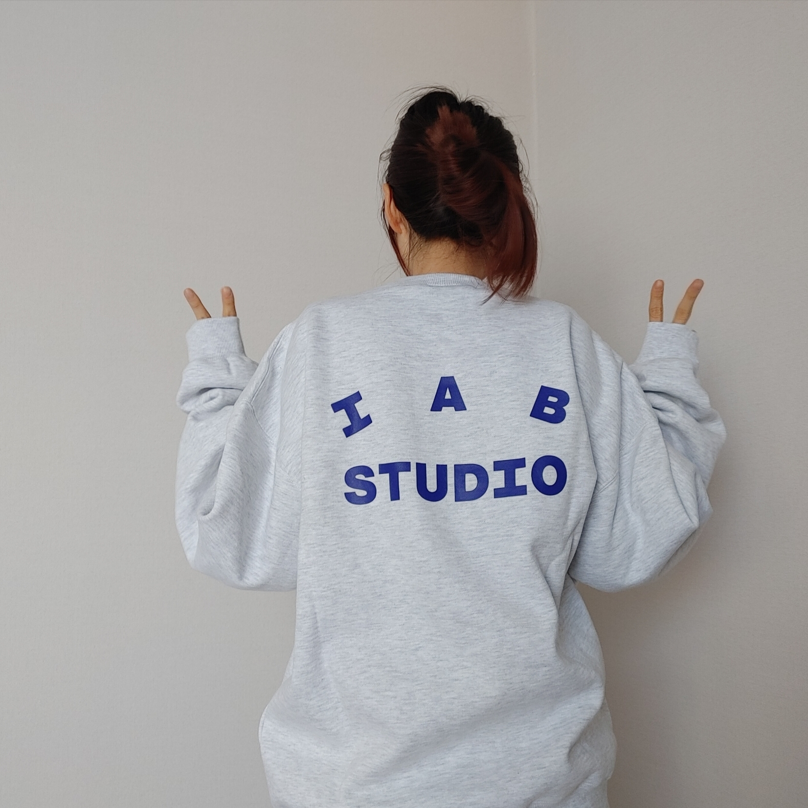 IAB Studio Sweatshirt Light Gray - 23FW 착용 스타일