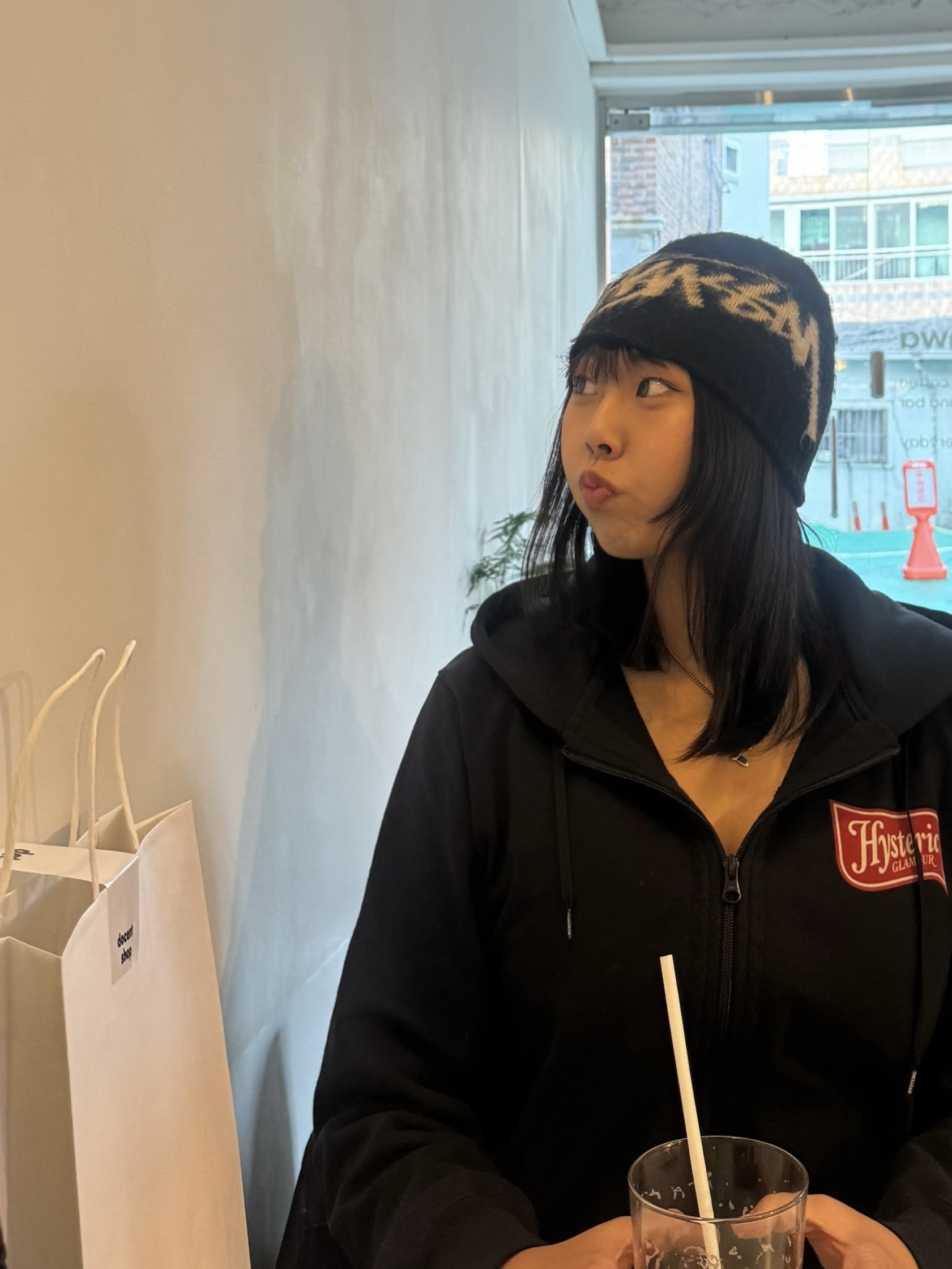 Monamhee Bred Keyring with Pink Pants Brown, Stussy Brushed Out Stock Skullcap Beanie Black 착용 스타일 - 3