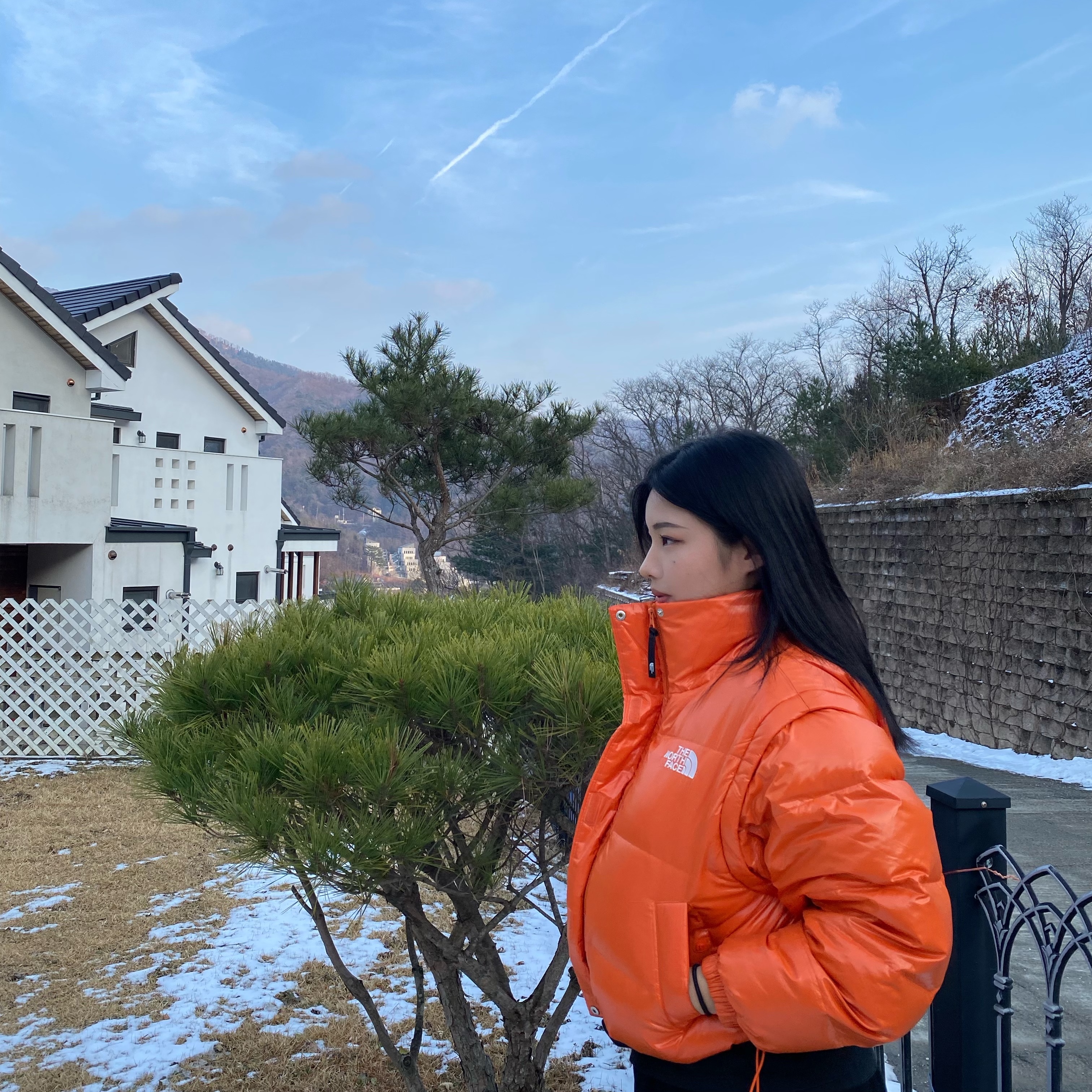 (W) The North Face White Label Glossy Detachable Down Jacket Orange 착용 스타일 - 1