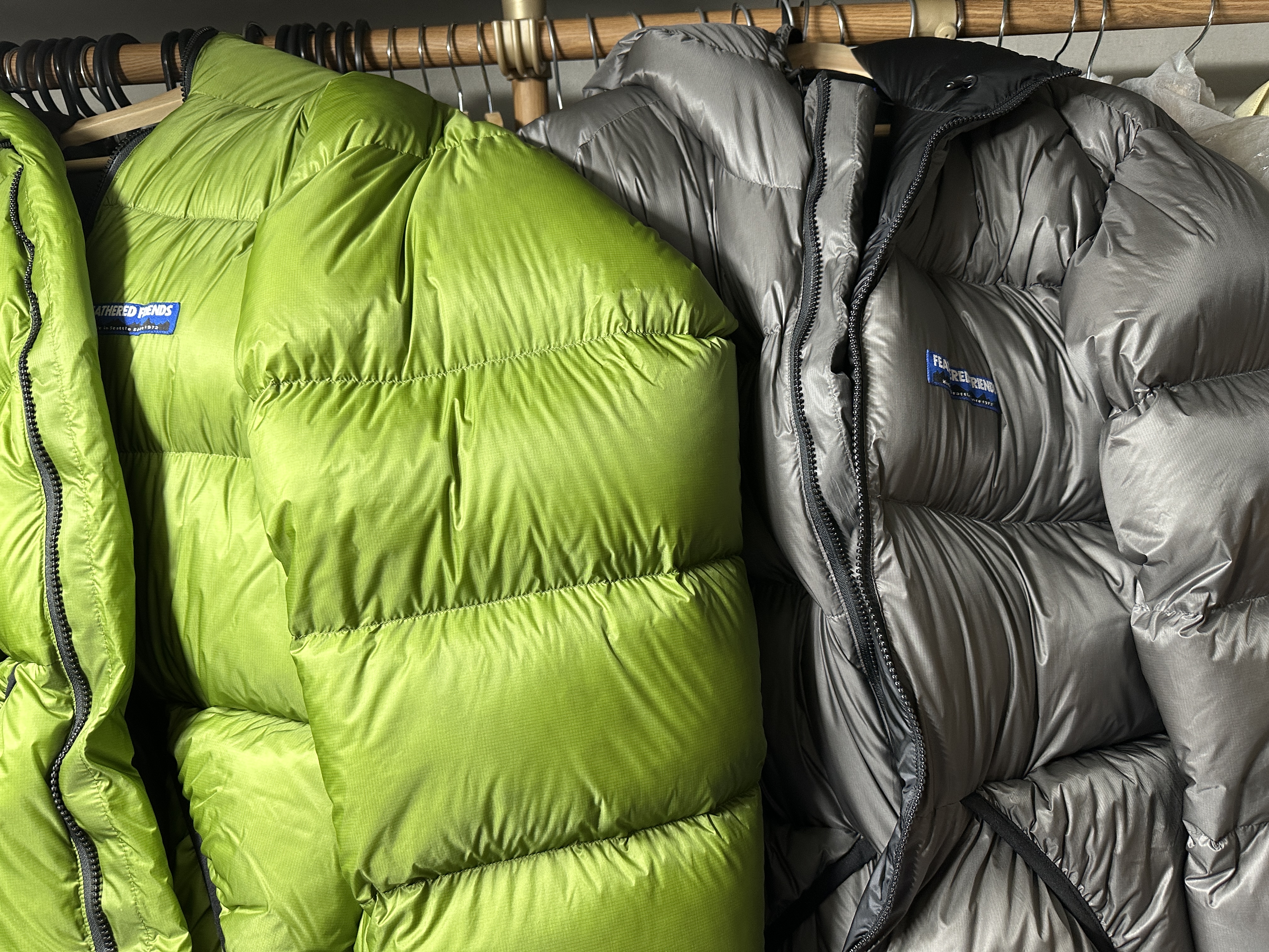 Feathered Friends Helios Hooded Down Jacket Grass, Feathered Friends Helios Hooded Down Jacket Ash 착용 스타일