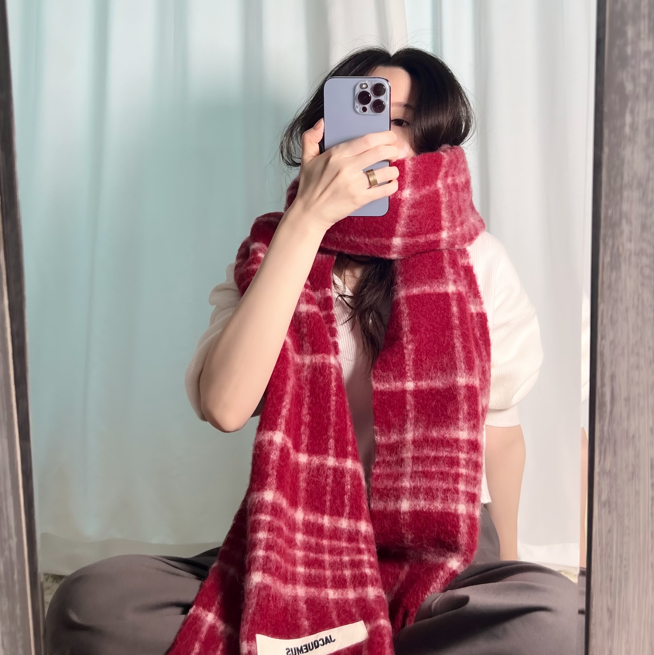 Jacquemus L’echarpe Carro Le Chouchou Jacquard Check Muffler Dark Red 착용 스타일