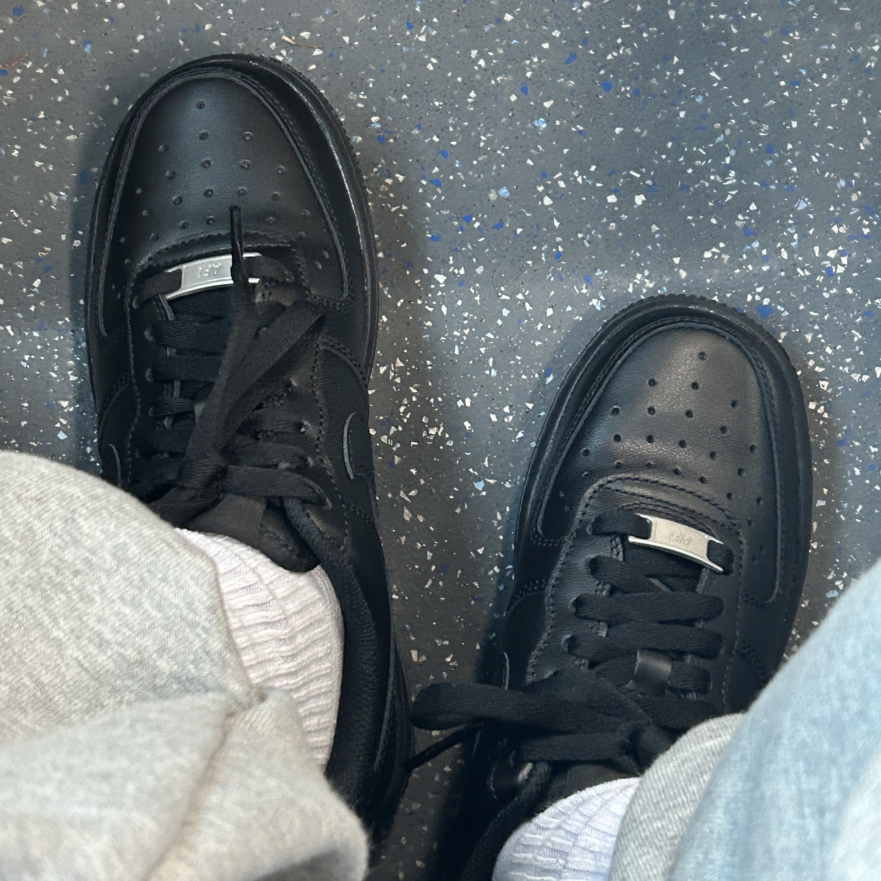 (W) Nike Air Force 1 '07 Low Triple Black 착용 스타일