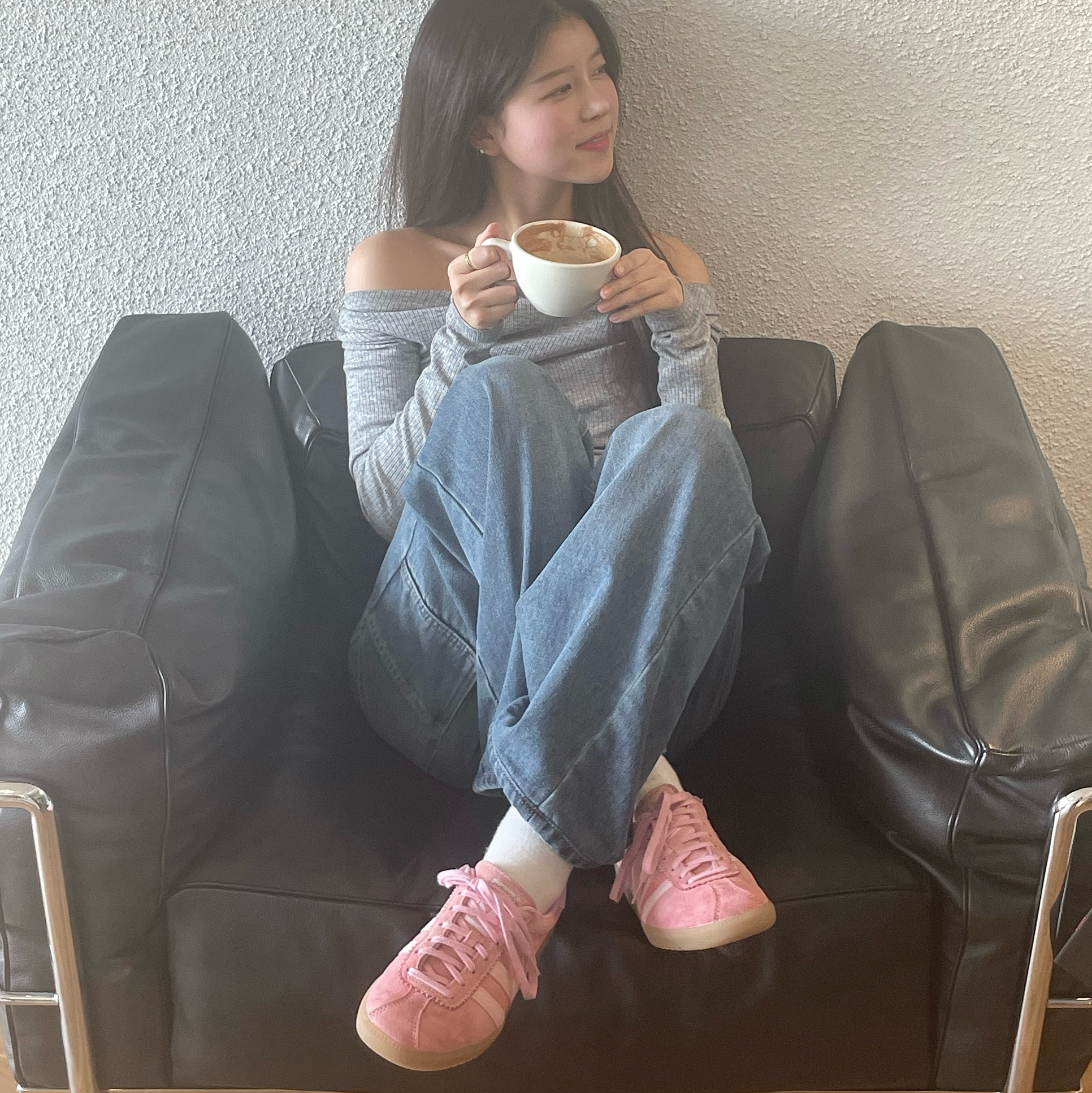 Adidas Bermuda Glow Pink 착용 스타일 - 1