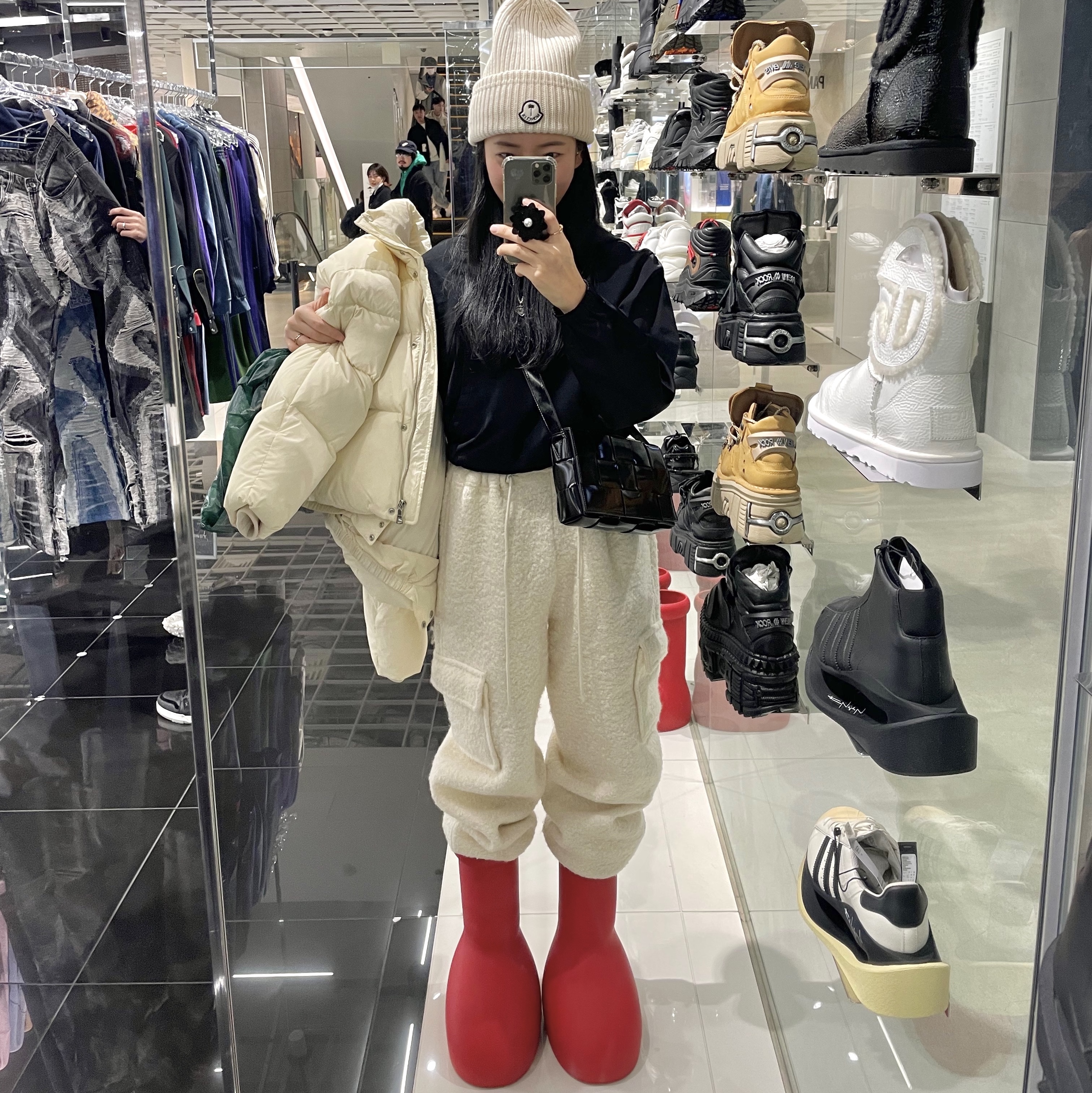 Moncler x Palm Angels Wool Beanie White - 22FW, Bottega Veneta Brushed Leather Cassette Black 착용 스타일 - 2