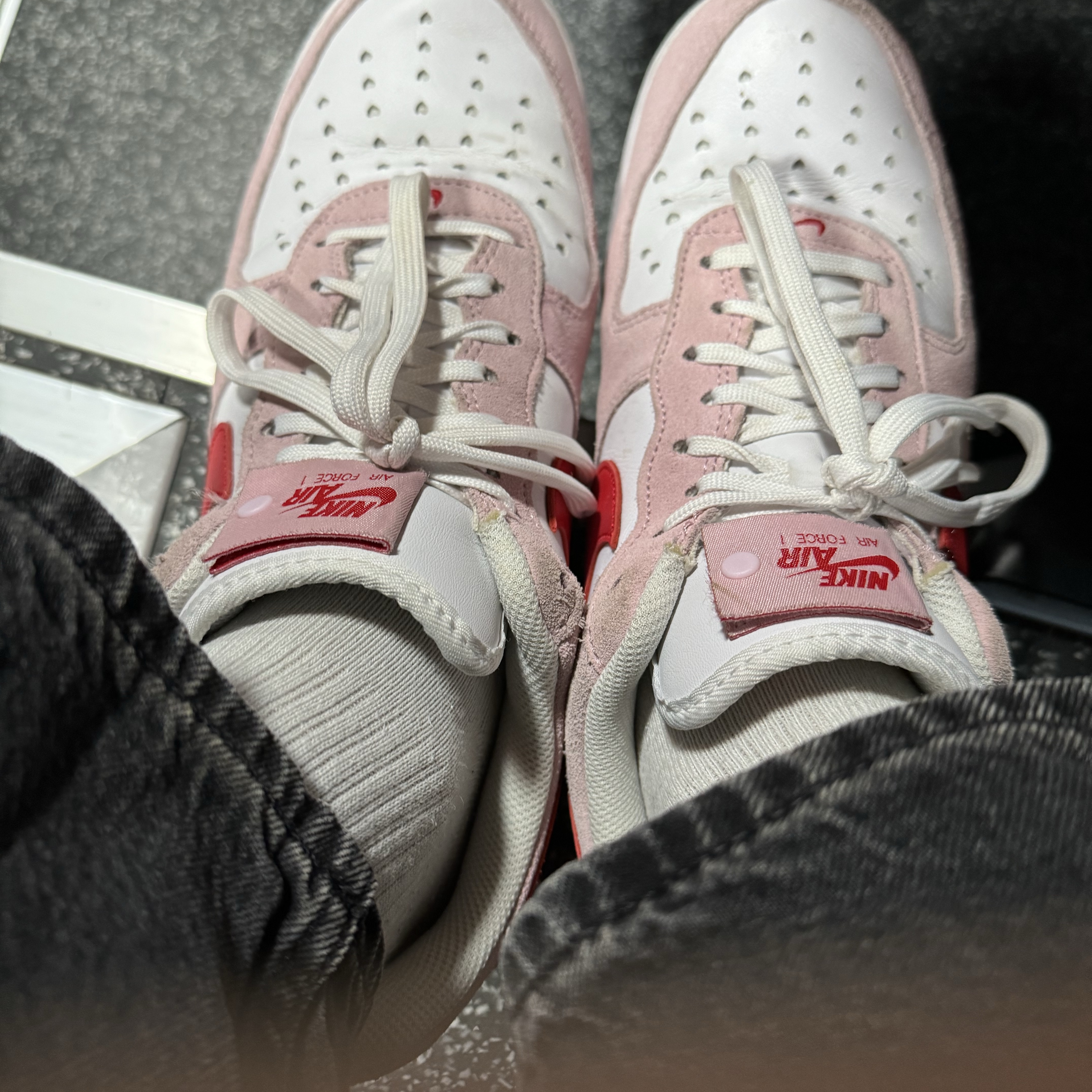 Nike Air Force 1 '07 QS Valentine's Day 착용 스타일 - 2