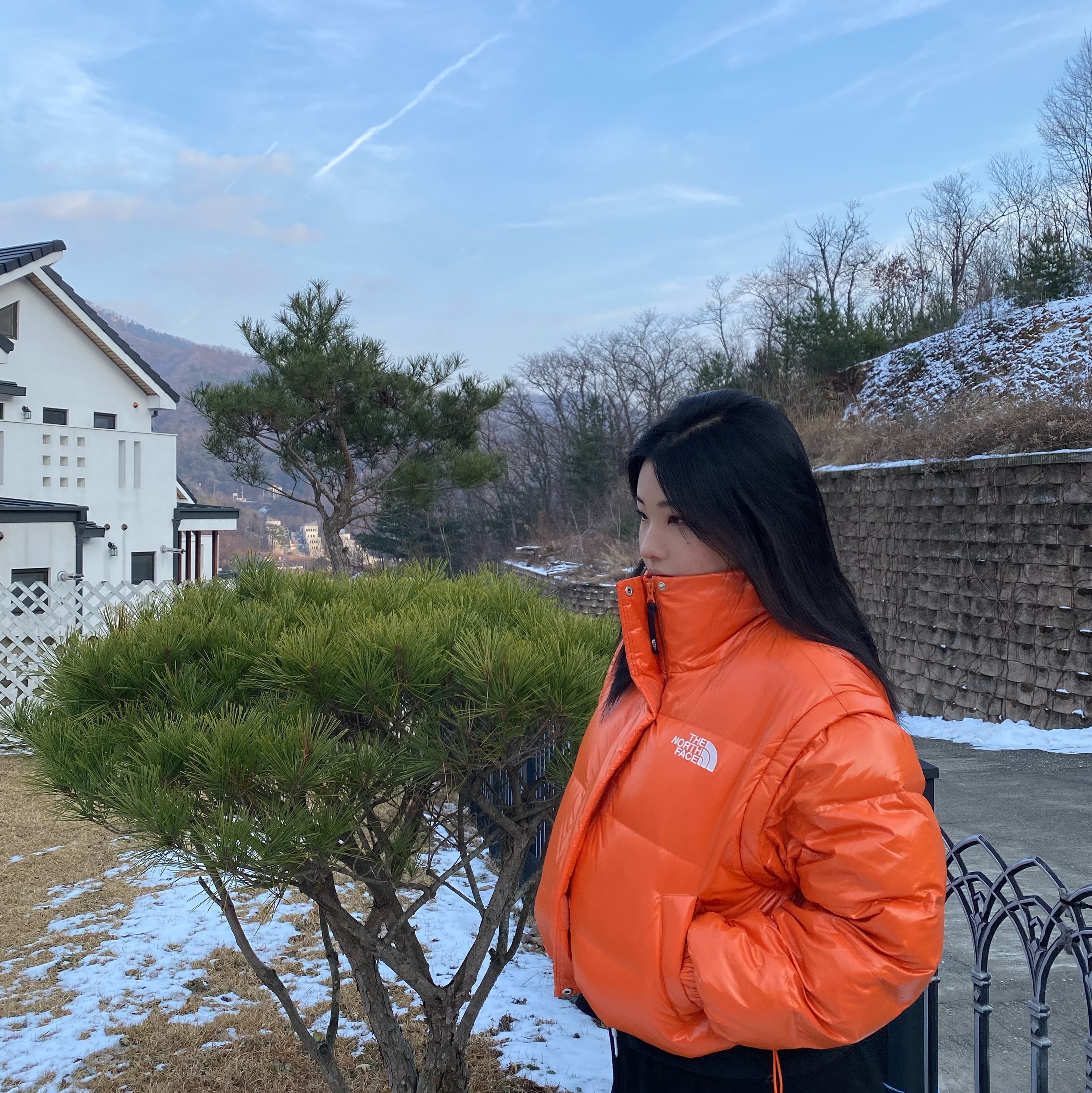 (W) The North Face White Label Glossy Detachable Down Jacket Orange 착용 스타일 - 2