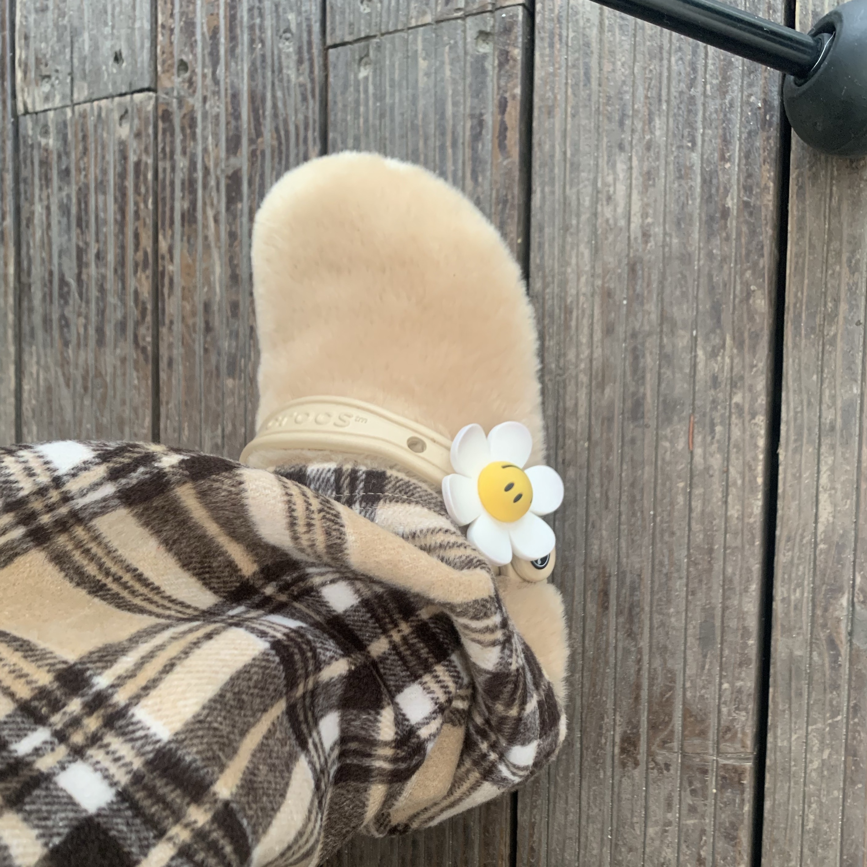 Crocs Classic Fur Sure Clog Chai 착용 스타일 - 3