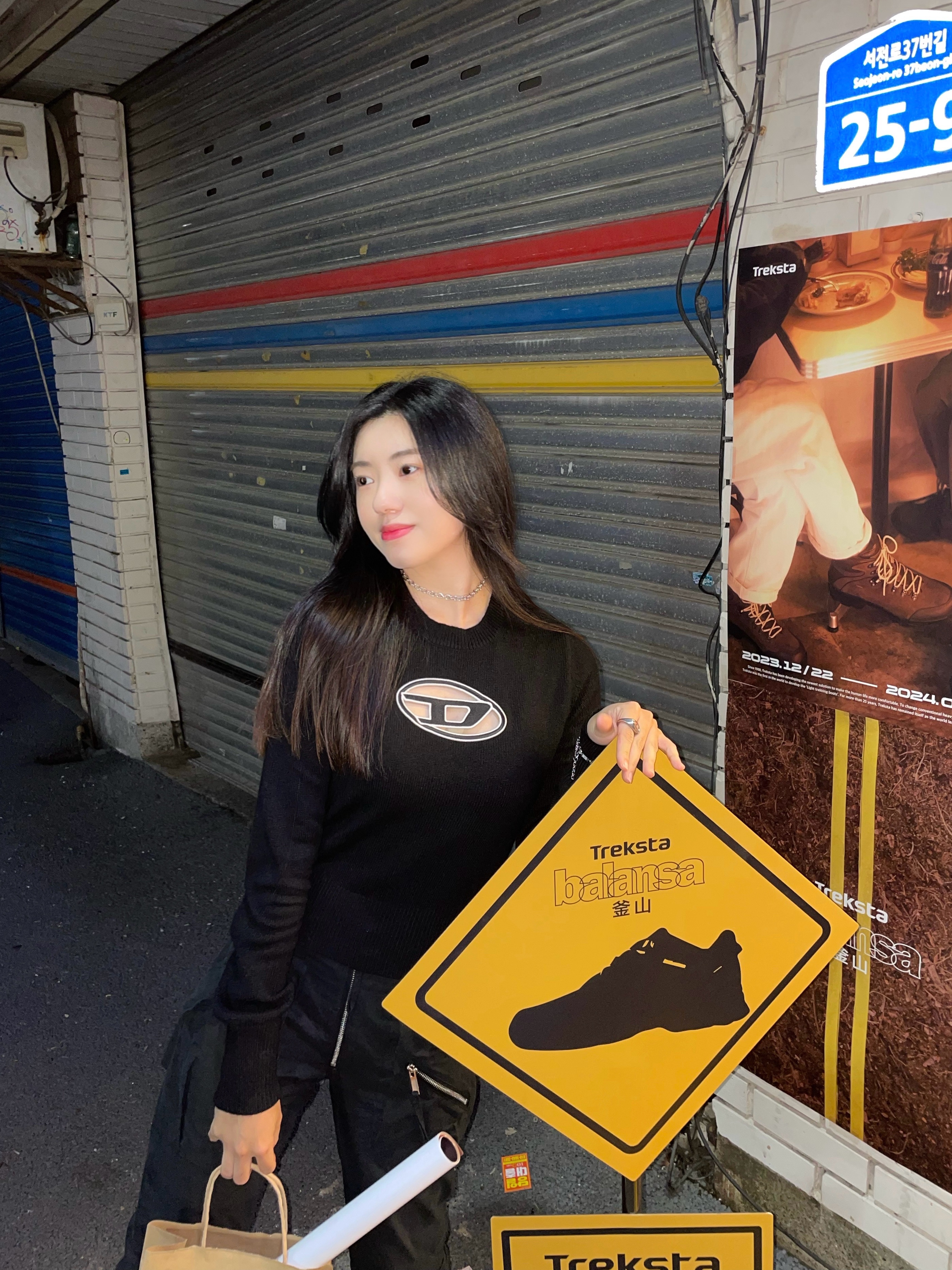 (W) Diesel M-Areesa Jumper with Embroidered Cut-Out Logo Knit Black 착용 스타일 - 1