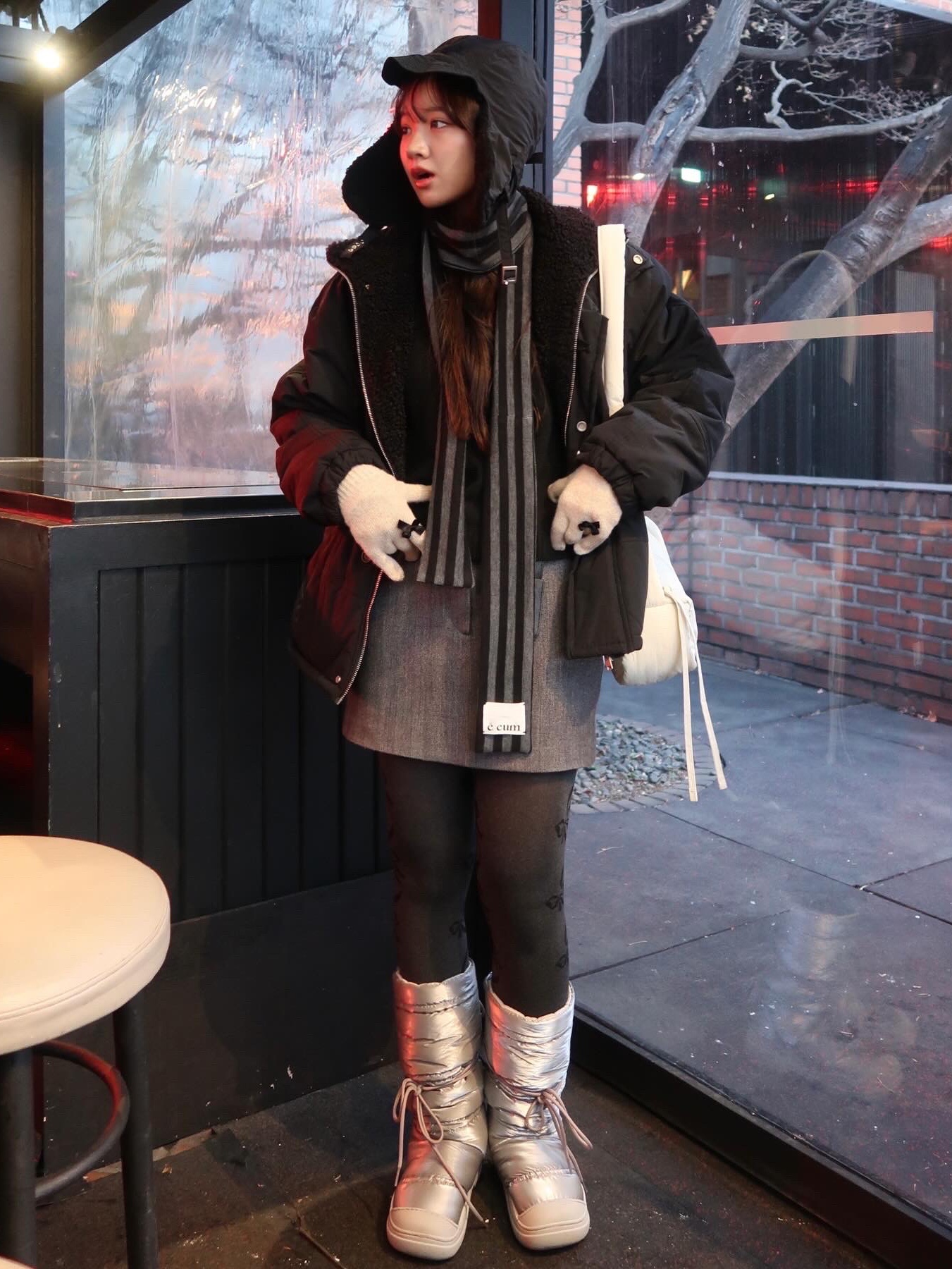 (W) UGG Classic Dipper Boots Chestnut, UGG x Telfar Logo Mini Chestnut 착용 스타일 - 3