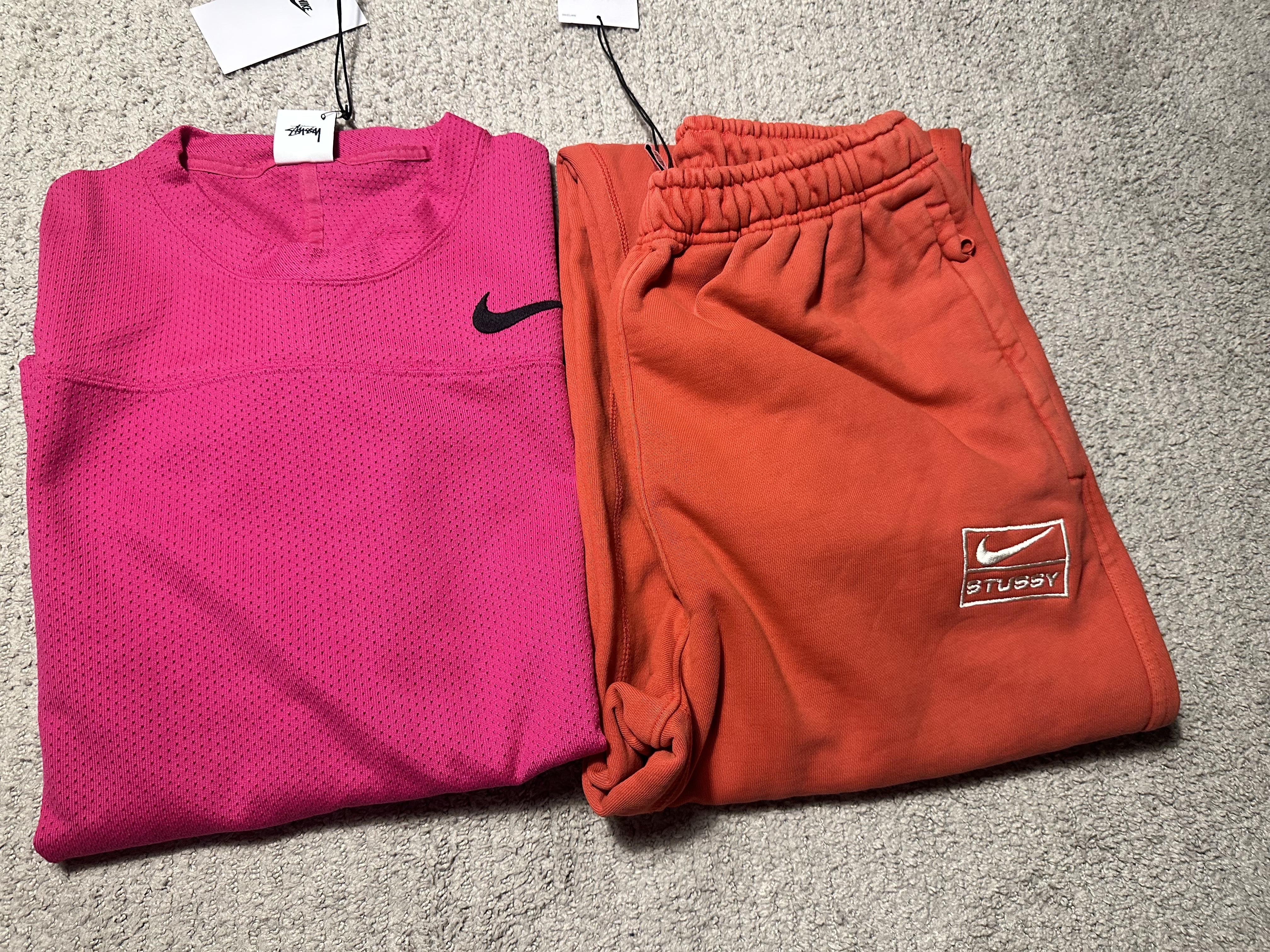 Nike x Stussy Long Sleeve Top Fireberry (FJ9164-615), Nike x Stussy Pigment Dyed Fleece Pants Habanero Red (FJ9157-642) 착용 스타일 - 1