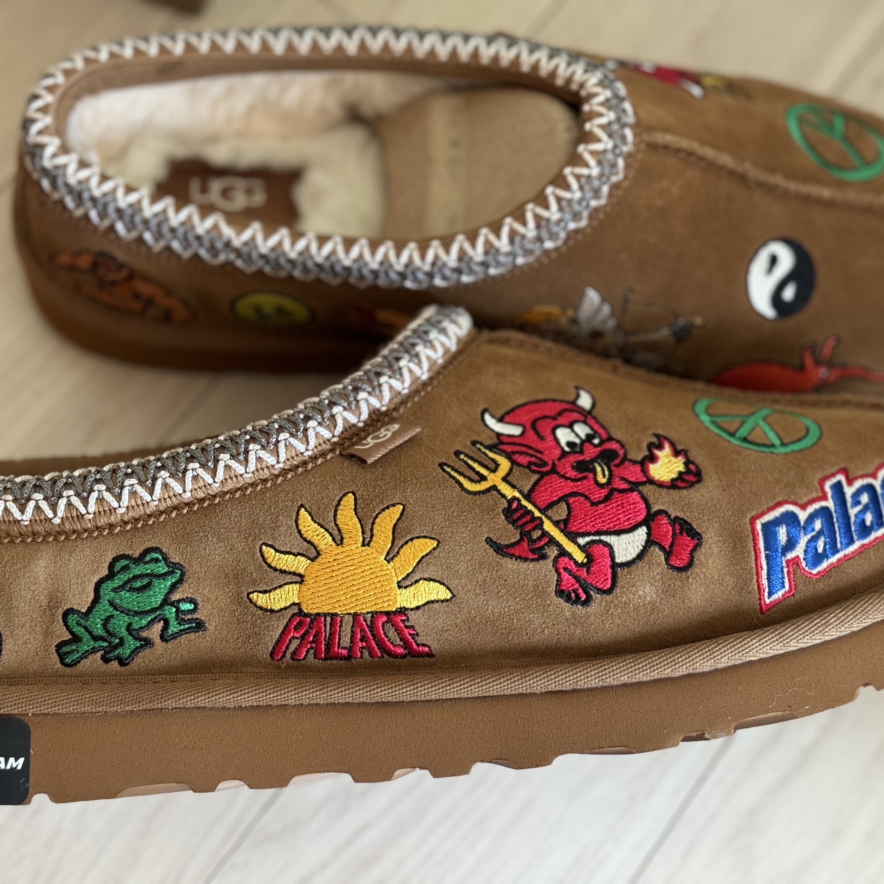 UGG x Palace Tasman Slipper Chestnut 착용 스타일 - 1