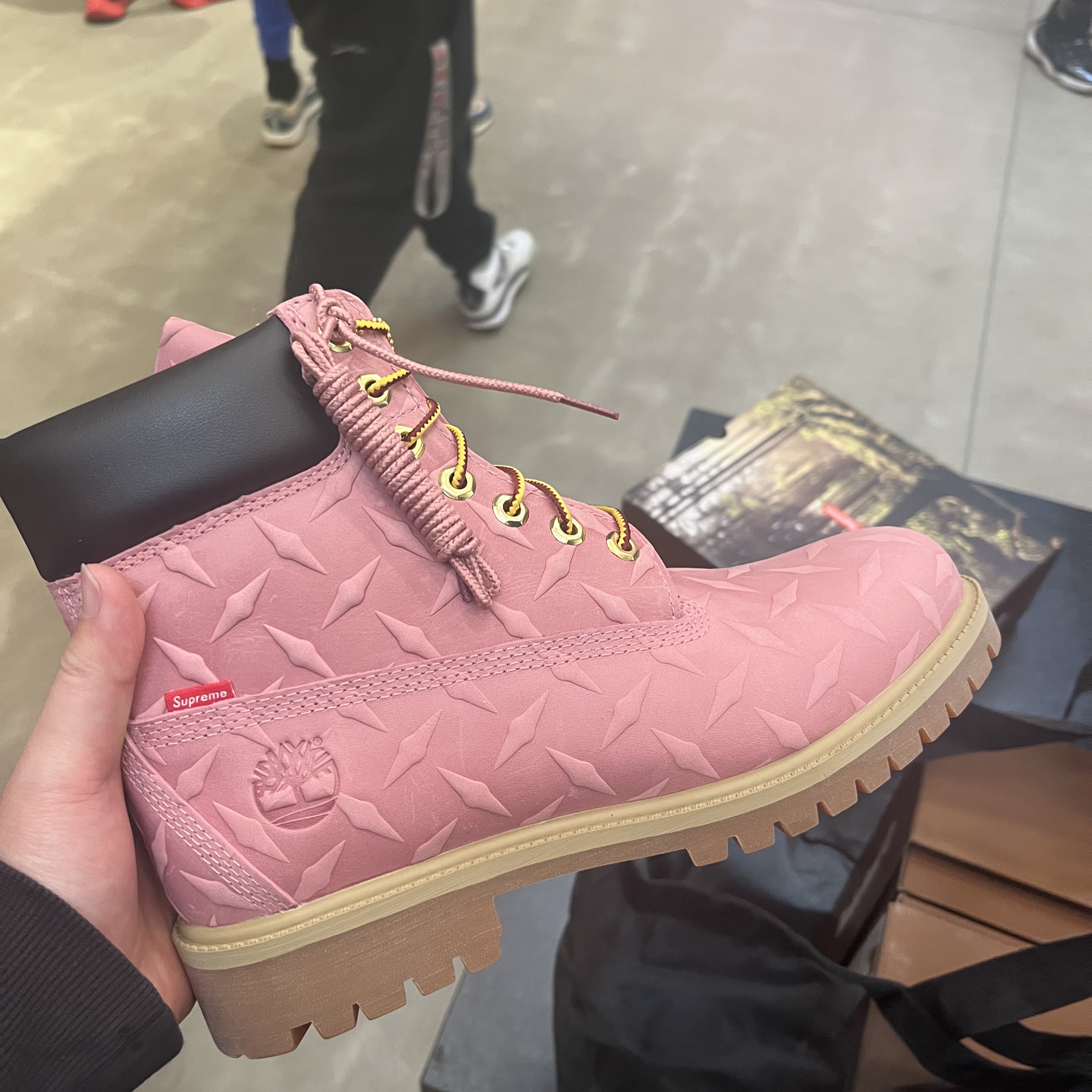 Timberland x Supreme Diamond Plate 6 Inch Premium Waterproof Boot Wheat - 23FW - Medium, Supreme Kurt Cobain Sweater White - 23SS 착용 스타일 - 3