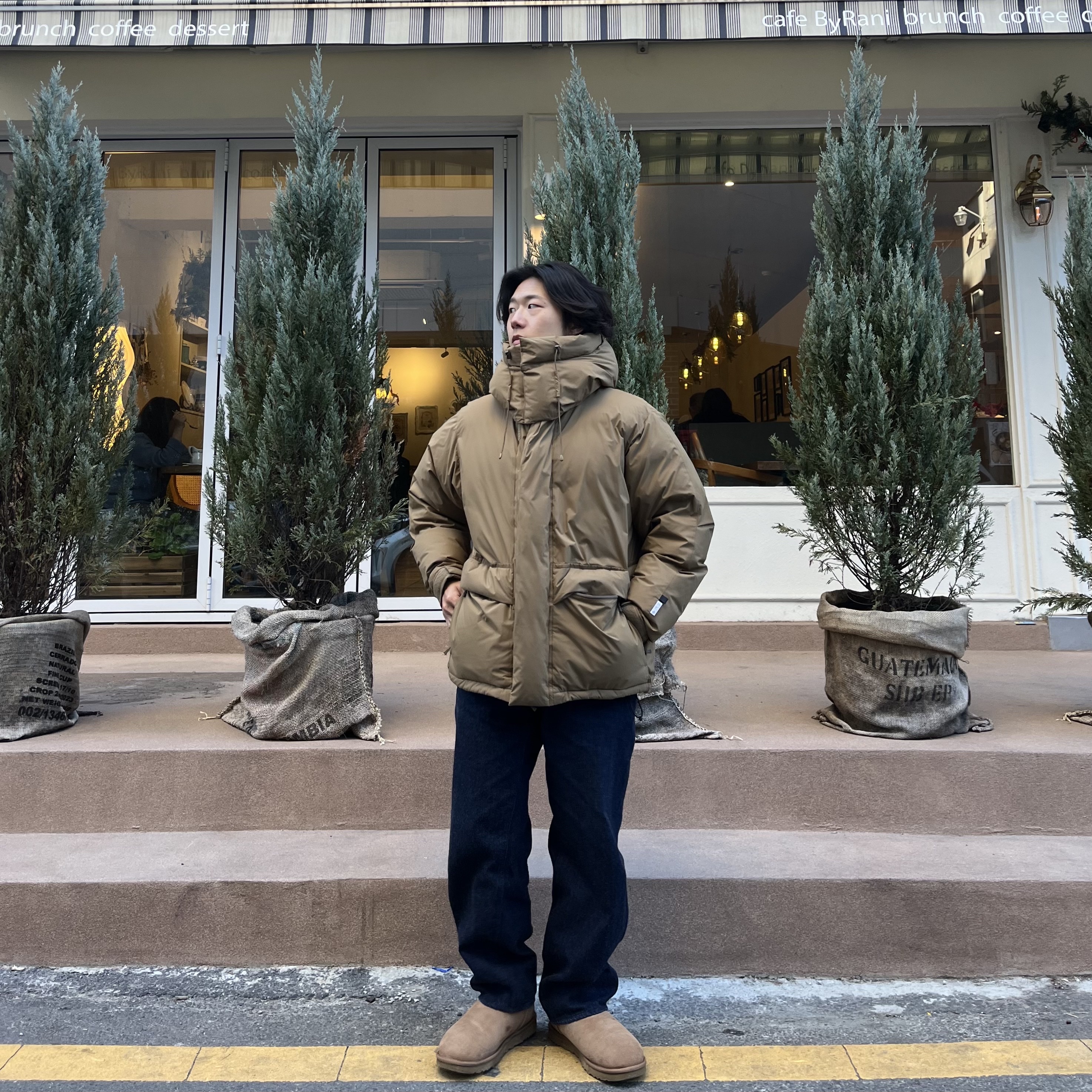 Daiwa Pier39 Gore-Tex Infinium Expedition Down Jacket Beige, Comoli Denim Overpants Navy - 23SS 착용 스타일 - 2