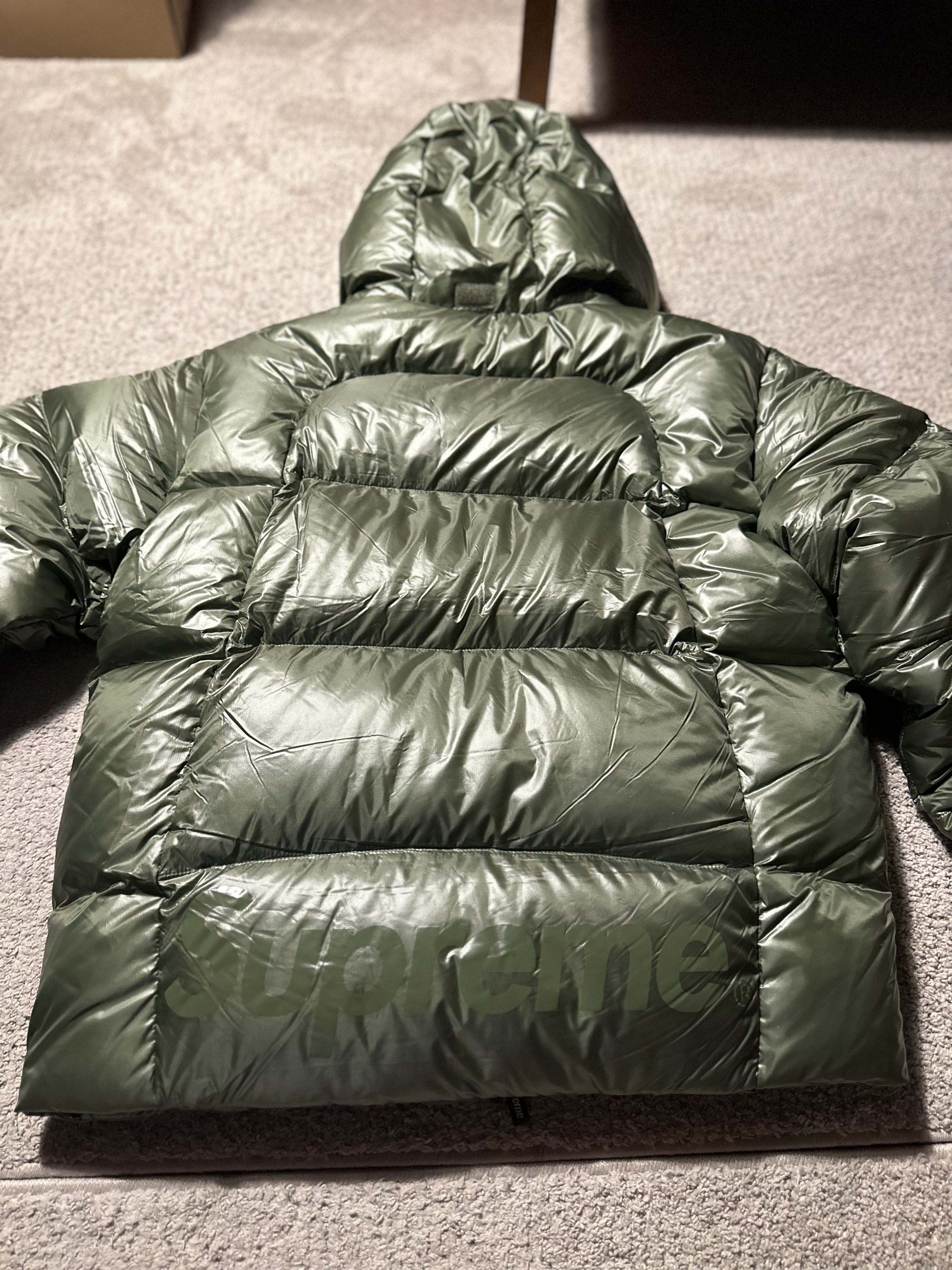 Supreme Featherweight Down Puffer Jacket Olive - 23FW 착용 스타일 - 3