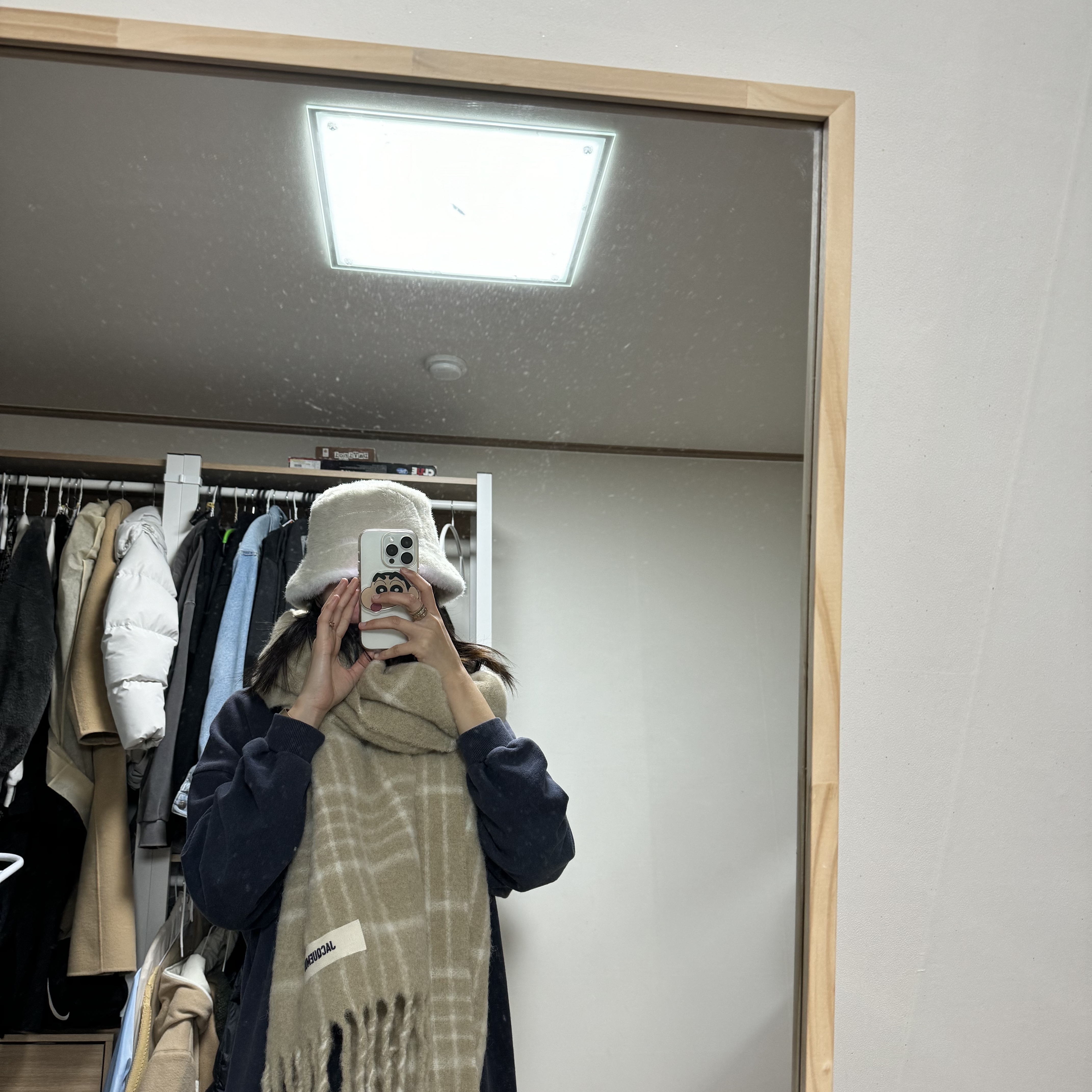 Jacquemus L’echarpe Carro Le Chouchou Jacquard Check Muffler Beige, Jacquemus Le Bob Neve Fluffy Bucket Hat Off White 착용 스타일 - 2