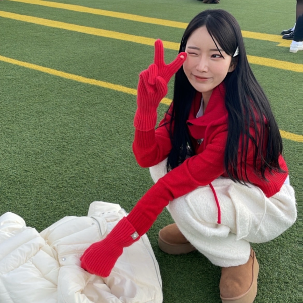(W) 어그 클래식 미니 플랫폼 부츠 체스트넛, (W) 프라다 메탈 헤어 클립 화이트 착용 스타일 - 3