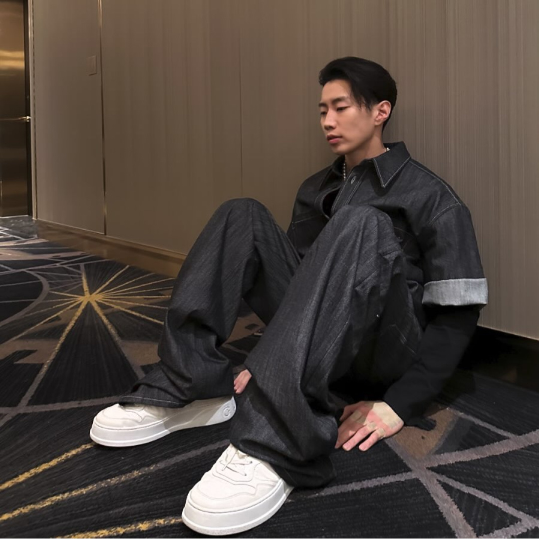Gucci GG Embossed Sneakers White 착용 스타일 - 2